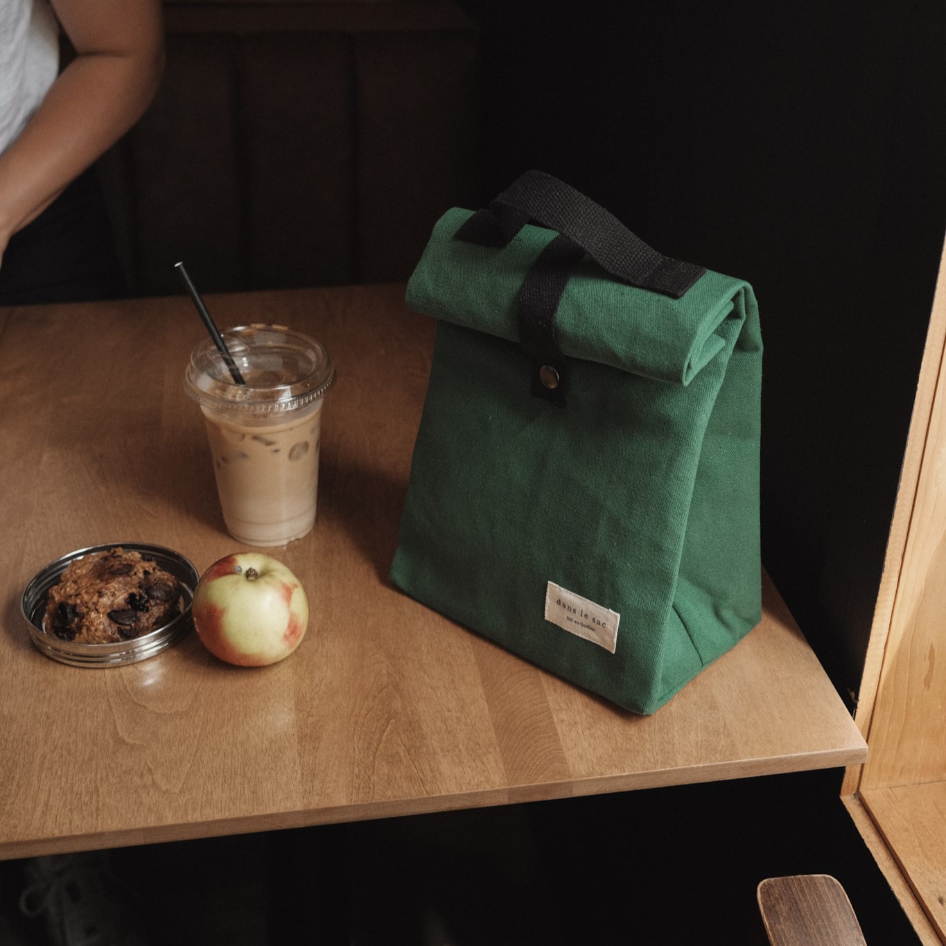 Nouveauté! Ce sac à lunch en tissu est isotherme et vous permet d'emporter vos repas et collations partout... #lesjoliesemplettes #objetsduquotidien #shopsmall #shopindependent