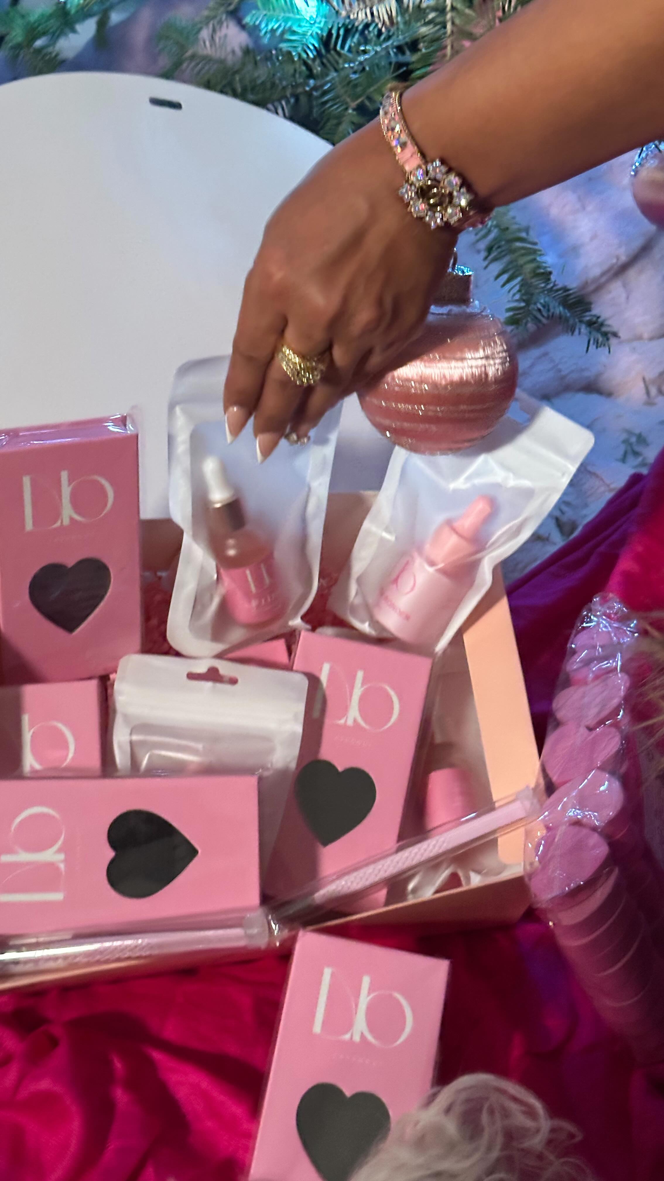 My girl chose pink lashes to show off her love-filled spirit for Valentine’s Day!💕🎀💞
.
.
.
#iheartlashnout #cincinnatilashes #lashlove #lashgoals #pinklashes #ohiolashes #cincinnatimua #cincinnatihairstylist #cincinnatinails #cincinnatilashtechnician #womenempowerment #trendingreels #trendsetter #trending