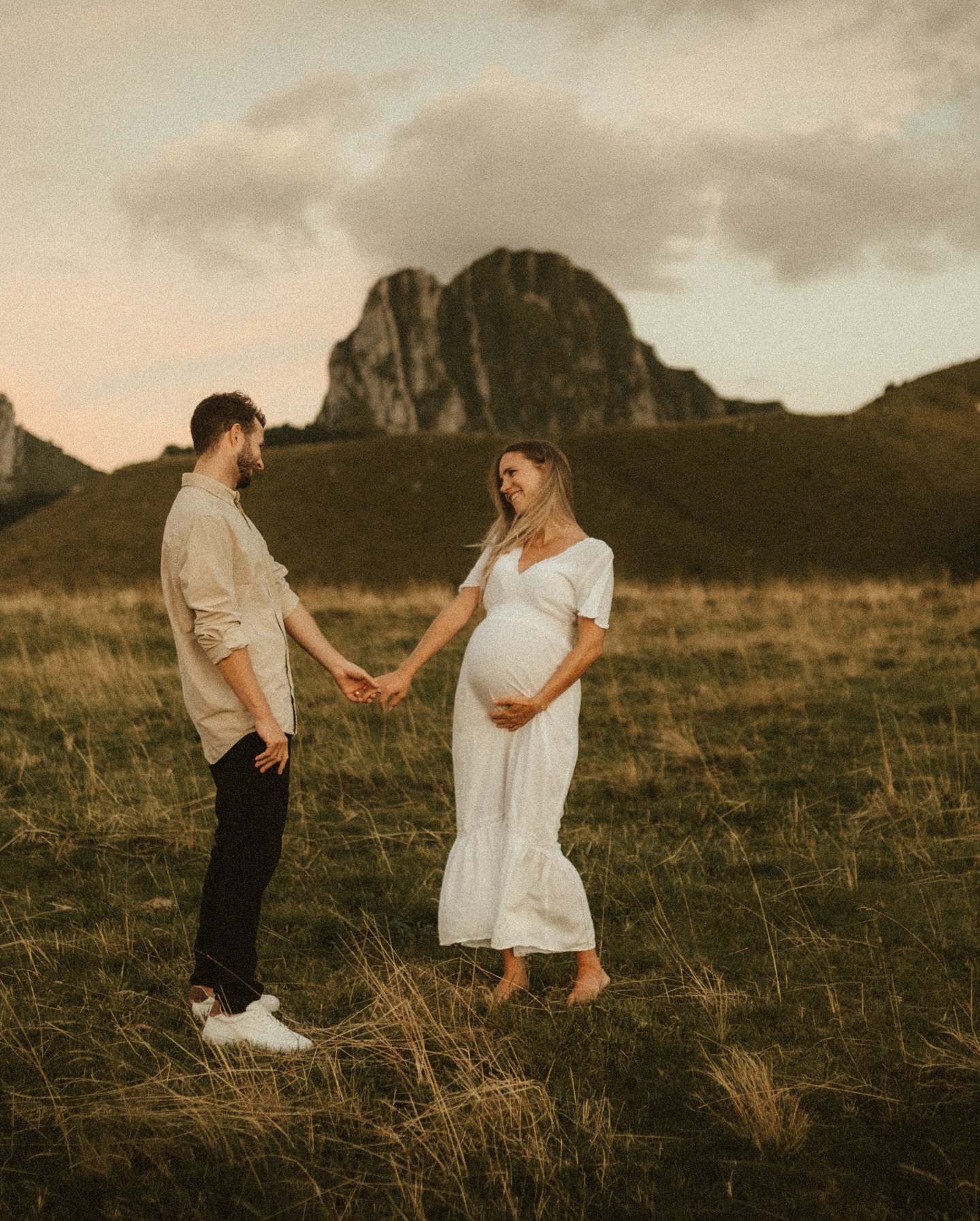 B E C O M I N G. P A R E N T S. ✨
Still so in love with this magic pregnancy session in in the mountains.
I always find the bond between two people who are about to become parents very unique. And in my eyes, this short time that passes so quickly is infinitely valuable to capture forever.