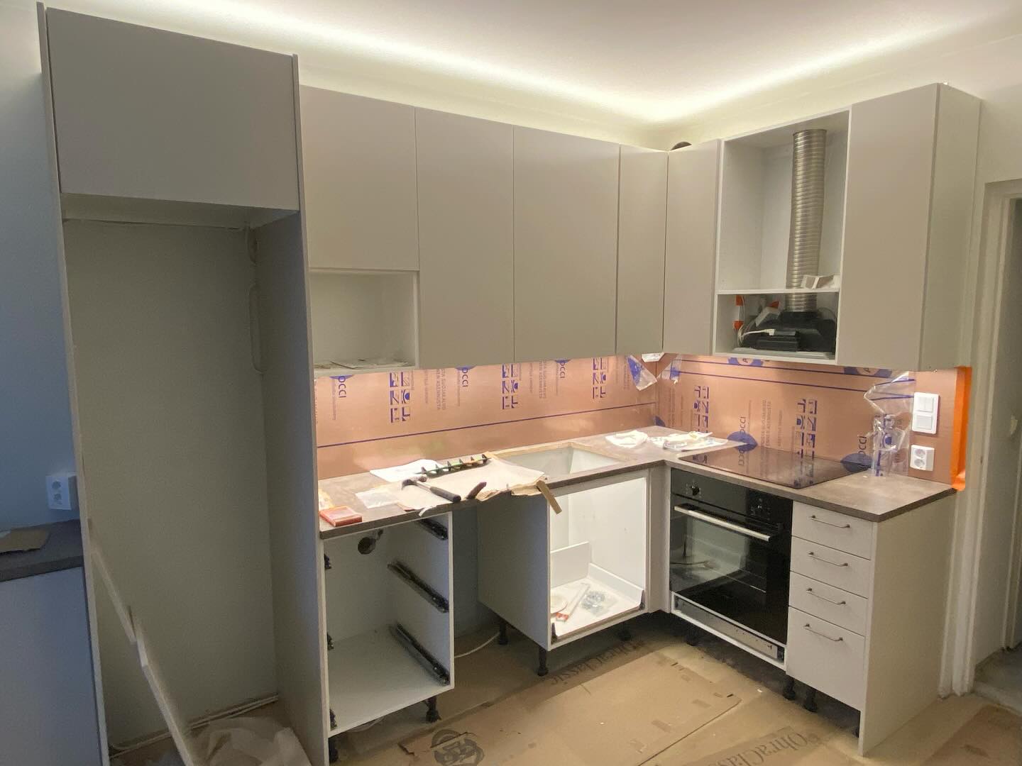 Näyttää taas siltä, että keittiötä asennetaan 😀🦾 Laitetaan valmiista kuvaa myöhemmin. @ameliakeittiot