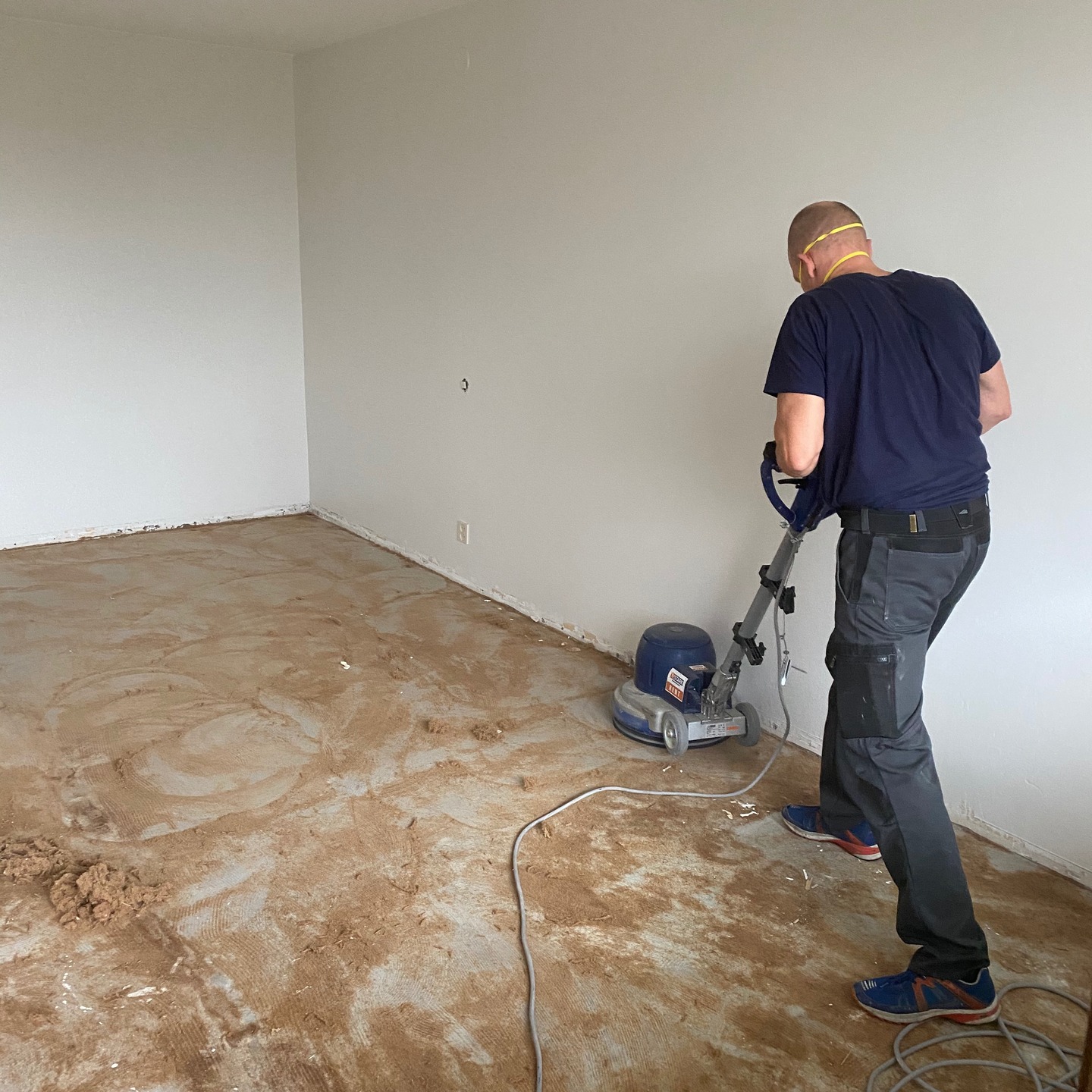 Vanhan muovimaton poisto ja sitten lattianhiontaa, huh että on homma 🥴