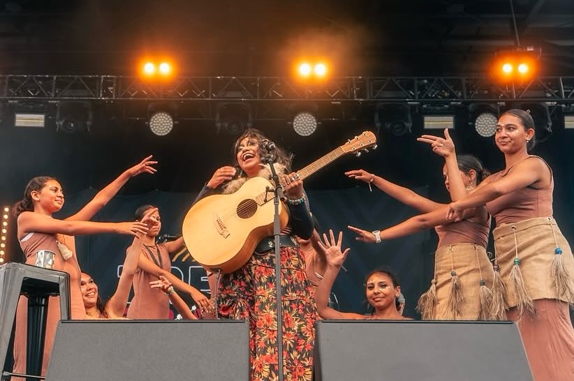 Dancing Black Smoke live on stage with @emilywurramara_ was a dream come true for the Ngargee Dancers!
Thank you beautiful sis, Gunai Kurnai Country & people and @firstpeoplesvic for organising such a deadly line up #TreatyDayOut! 👣✨❤️