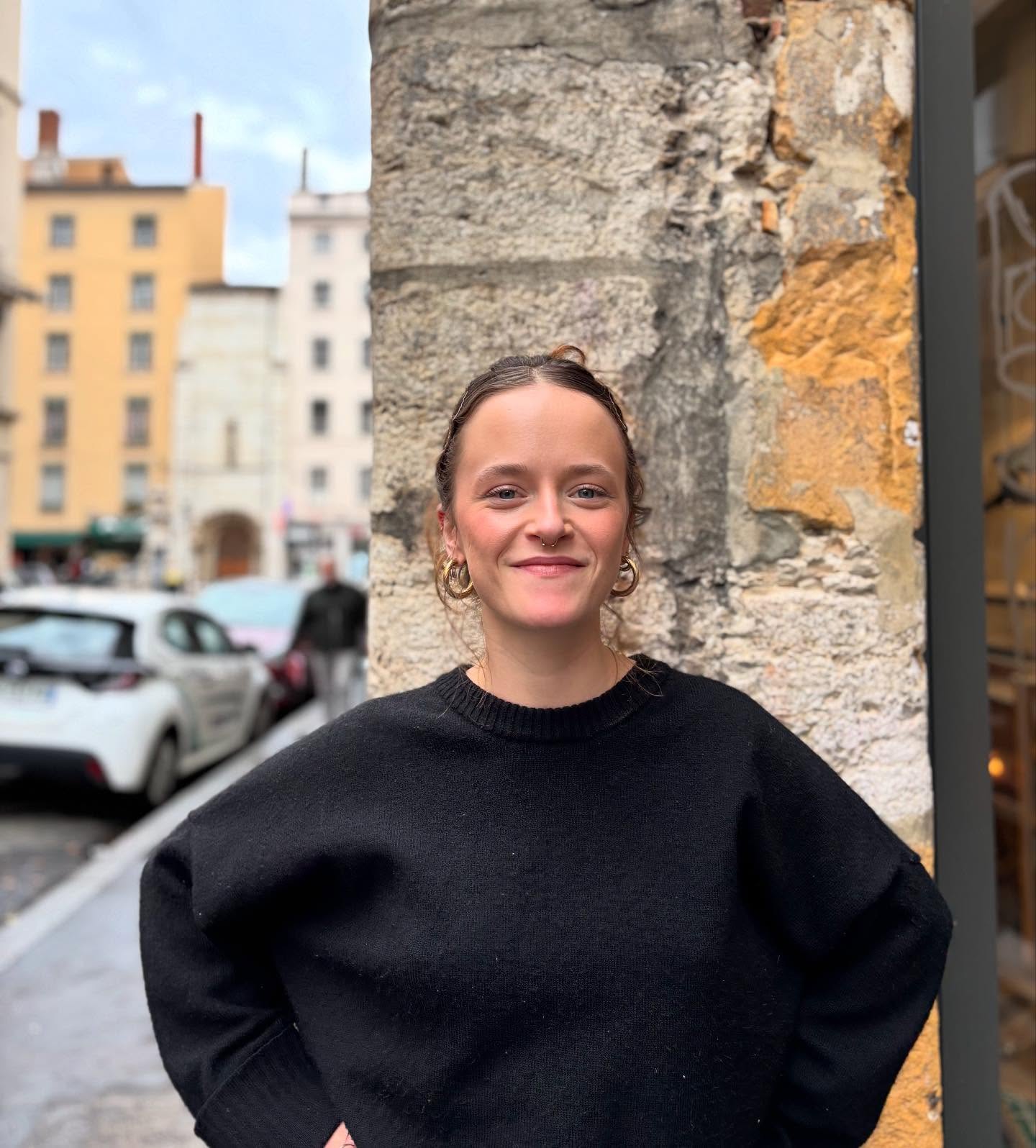 PORTRAIT #2 •
Manon - notre Barista depuis 3 ans
Souriante, avec le souci du détail, c’est un bec sucré qui raffole des pâtisseries de notre chef Jo ! Elle réalise avec soin et patience les recettes des cafés de spécialités et excelle en latte Art pour le plaisir de tous !
Pour nous c’est notre petit rayon de soleil qu’on aime retrouver dès le lundi matin 🫶
#diploid #lyon #lyonfood #breakfast #latteart #specialtycoffee #specialitytea #staff #coffeebar #foodbar