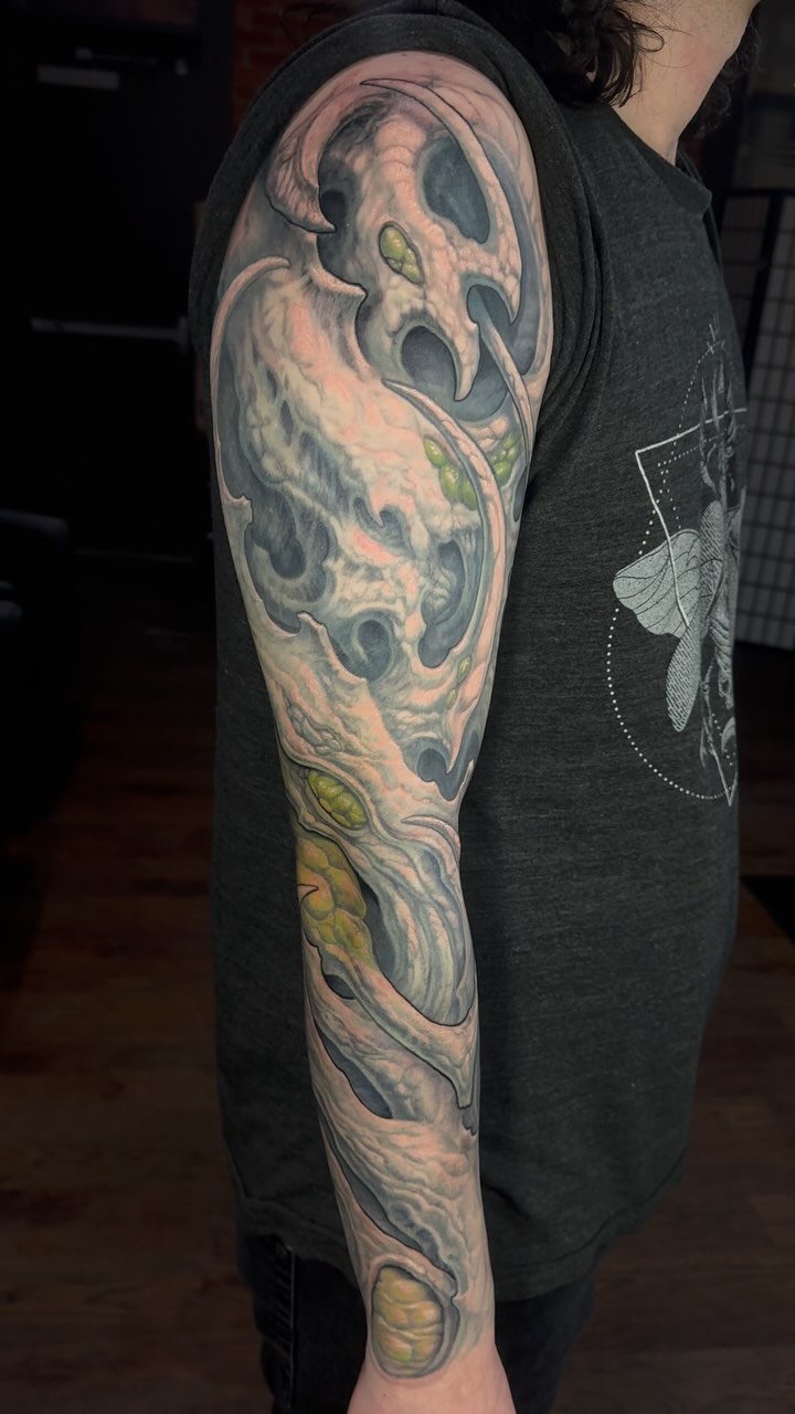 Today is H.R. Gigerās birthday and International Biomechincal day.
Itās no secret that biomech has had a huge influence on my career and Iāve gotten to know so many good friends and peers through the shared love of this style.
Here is Jamesās bio sleeve that weāve been working on for a couple years now. One more session to go to really dial it in!
#internationalbiomechanicalday #biomechanical #biomech
@hr_giger_museum
@giger_art
@biomech_collective
@rstattoony