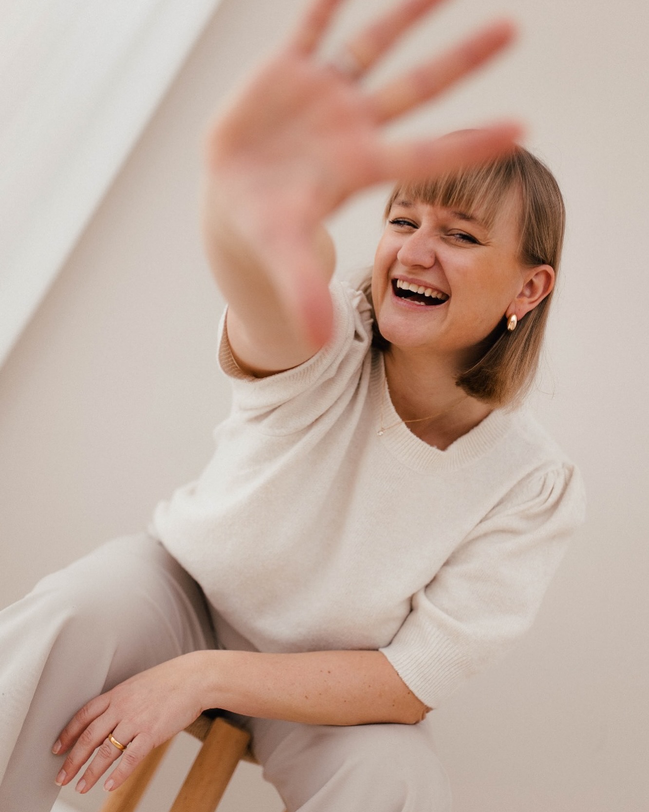 Heute hab ich einen ganzen Tag im Büro gerödelt. Zig Dinge abgearbeitet und etwas wieder aufleben lassen, von dem ich schon geglaubt habe ich muss es gehen lassen.
Aber wir zwei haben doch wieder zueinander gefunden. Indem ich den Druck rausgenommen habe und es einfach als das nehme was es ist. Etwas das mir Spaß macht. Nämlich quatschen 😅
Hallo Podcast. Du darfst zu neuem Leben erwachen ❤️ 🎙️
Wer gerne reinhören möchte, erfährt warum ich hier alles platt gemacht habe, wieso über allem das Thema „Neuanfang“ steht und wie es mir die letzten Jahre so ergangen ist…
Ich würde mich Mega freuen, wenn ihr mir ein Feedback geben möchtet, und euch bei mir meldet wenn ihr Fragen habt ❤️ den Podcast findet ihr bei Spotify unter „WTF - der ehrliche Mama Podcast“, in meiner Story als direct Link oder in meiner Bio 😘 viel Spaß dabei
#podcast
#mamathemen
#mamaleben
#mamabusiness
#familienfotografie