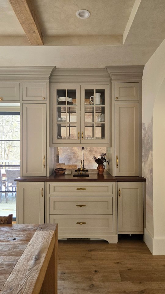 Watch how this dining room built-in functions. Designed as the beverage center, this single space is set up for guests to make themselves a variety of drinks.
#interiors #interiordesigninspiration #interiordesign #interiorstyling #interiorgoals #renovation #remodel #construction #luxuryliving #customhomes #millwork #woodwork #homedesign #houseandhome #homedecor #homeinspo #builder #designbuild #diningroom #builtins #westchesterliving #westchesterhomemagazine #lonnyliving #bhghome