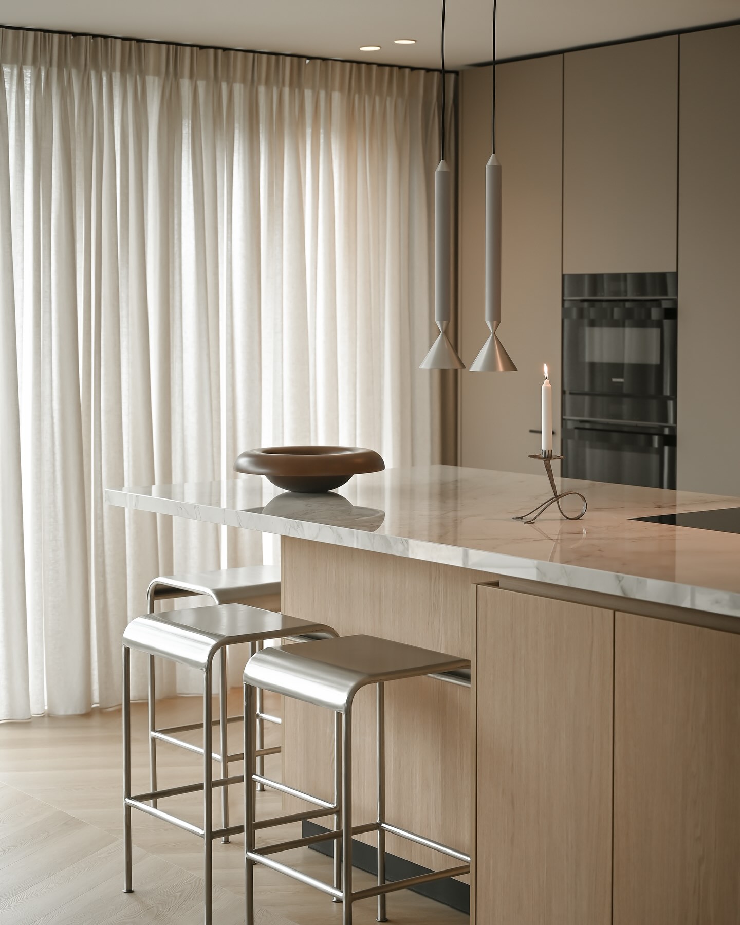 Kitchen Design || Finished Project
We are thrilled to present the completion of this stunning kitchen project, where every detail has been carefully curated to achieve both functionality and beauty. The design combines warm oak wood, sleek stainless steel, and luxurious marble, creating a harmonious balance of natural materials and modern aesthetics.
This kitchen is not only a place for cooking but a true centerpiece of the home. We are super proud to have brought this vision to life!
📷: @michieljbosman