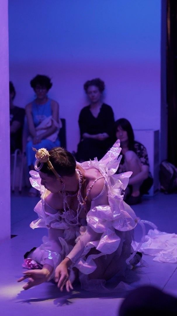 It was a joy to document Queer Dàn Fantasy, directed by @ming.apur, as videographer with @dicobaskoro.
In this performance eight queer Chinese artists reimagine traditional Nán Dàn opera beyond patriarchal norms; celebrating non-Western queer narratives, decolonizing queerness, and embracing diverse expressions 🎭
Performers: Andrea Tian Lei / 雷田, Jianyu Wang / 王建宇, Joan Ling-Li Nesbit-Chang / 常林丽, Lee Mun Wai, Liam Li / 李, Po-fu Wu / 吳柏甫, Sichi Li / 李思驰, Tim Chia Wu / 吳挺嘉
Artistic direction: Ming Poon / 潘伟明
Sound design: Sum-Sum Shen / 沈森森
Costume design: Tin Wang / 王锡盈
Light design: Rodrigo Campos
DJ: Yinan / 一南
Technical coordination: Haesoo Jung
Costume assistent: Xeonan Zhang / 张笑楠
Make-up consultation: Adrian Blount
Graphic Design: Duy Hung Kieu
Photography: Olivia Kwok
Videodesign: Celia Staffa
Awareness team: Elnaz Farahbakhsh, Thủy-Tiên Nguyễn
Co-production partners: Vierte Welt & MIFRUSH Production
Supported by Fonds Darstellende Künste with funds from the Federal Government Commissioner for Culture and Media within the program NEUSTART KULTUR
@sichi_li4 @paganpoultry @joanlingli @leemunwaisg @wutingchia @po_fu_wu @andrealeilei @jiannyuhw
@fondsdarstellendekuenste
@viertewelt
@mifrushproduction
@urszulaheuwinkel
@modernchokichoki
@riotwilight
@sumweeeloo
@tin_grass
@eshufrequency
rocamposluz
@justyinan
@kiyovision
@ooleebs
@celialenina
@godxnoirphiles
@elnaz.farahbakhsh_
@storiesbythuy