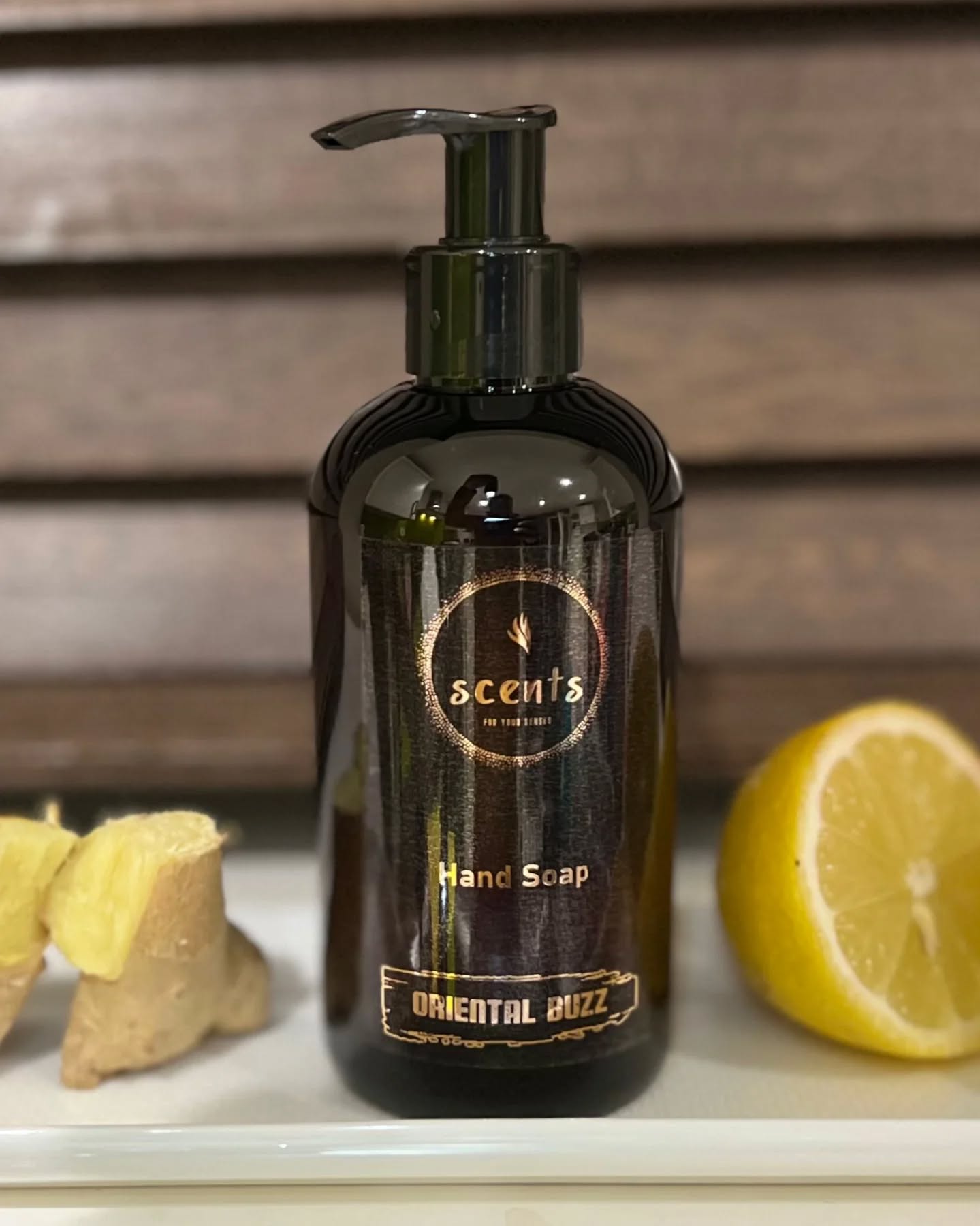 Oriental Buzz
The main lemongrass note is paired with zesty lemon and mids of tangy lime grated with nutmeg. A base of spicy ginger sweetened with vanilla and patchouli effortlessly blend together to bring you the scent of the far east.
○ 250ml Amber plastic bottle
○ Rose gold labelling
Shop at www.scentsforyoursenses.co.uk
#handsoap #naturalproducts