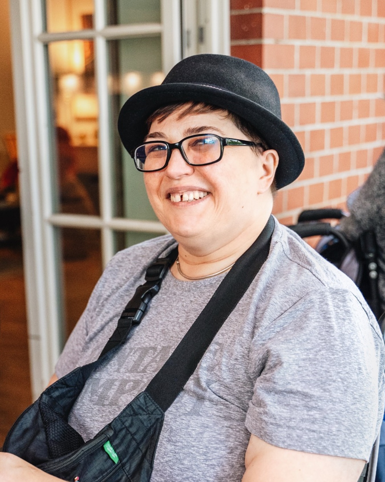 Jeanette ist Künstlerin und der Beweis, dass wahre Leidenschaft keine Grenzen kennt! 🎨 ✨
Trotz ihres Schlaganfalls lässt sie sich nicht aufhalten und erschafft in der Wohnpflegegemeinschaft weiterhin ihre tollen Kunstwerke.
Ihre Kreativität inspiriert uns immer wieder aufs Neue. 💛
Ein wichtiges Ziel in der WG ist es, dass die Bewohner*innen so selbstbestimmt wie möglich ins Leben zurückfinden und wie in Jeanettes Fall weiter ihrer Leidenschaft oder ihren Hobbies nachgehen können.
#hausfürmorgen #supporthfm