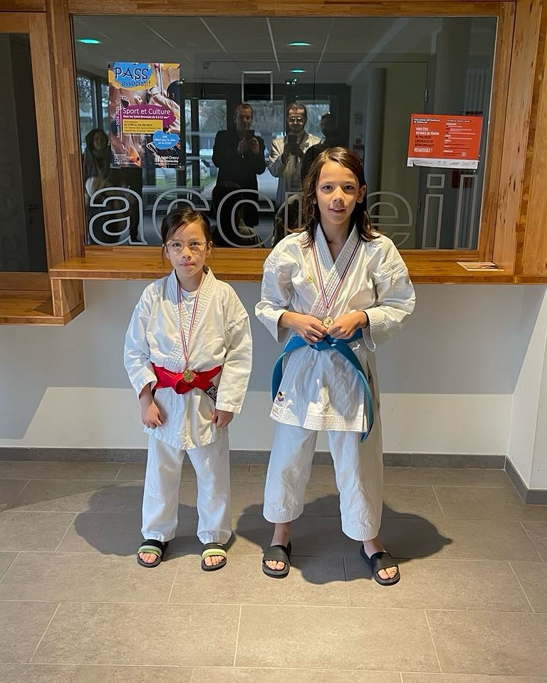 ⭐️ Félicitations à Sven et Tiana pour leur parcours lors de la coupe départementale Haute-Garonne 🏆
🥇Tiana, catégorie Pupille
🥉Sven, catégorie Benjamin
Bravo également à Paul qui a terminé à la 5e place dans la catégorie Pupille.
Tous les 3 auront l’occasion de refaire leur preuve dès la semaine prochaine lors de la coupe régionale avec une qualification pour la coupe de France à la clé ! 🔑🇫🇷
#karate #karateshotokan #sport #martialart #competition #performance