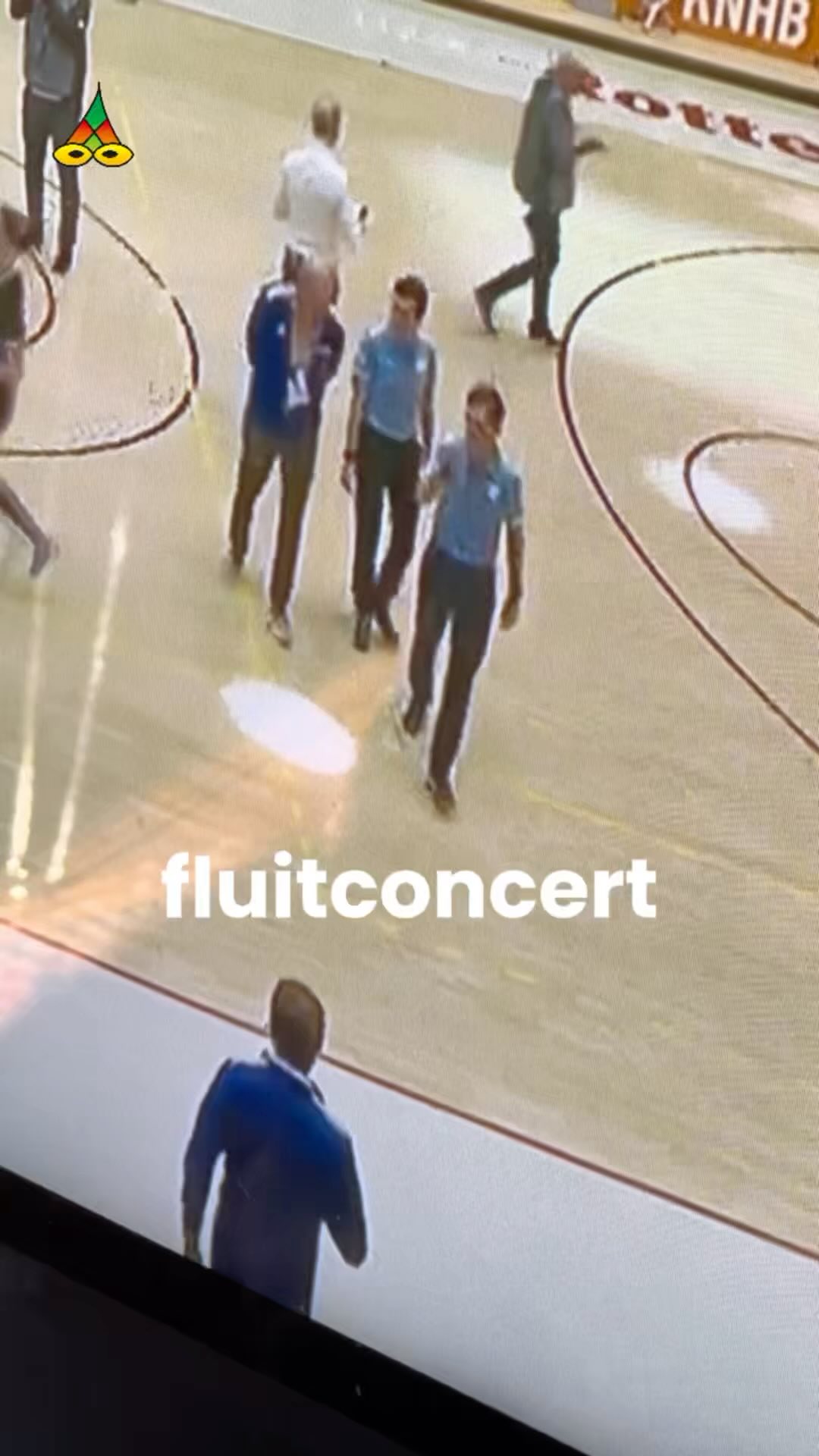 - Fluitconcert
Volg het @poeziejournaal - dichterlijke reportages met rechte rug en open hart.
✍️ Maurice Jonkers & 🎥 Hilma ten Boske
Wil jij ook een gedicht of optreden?
Stuur een DM of kijk via de link in bio.
#scheidsrechter #zaalhockey #JO18 #DenBosch #Schaerweijde #markknopfler #direstraits #localhero #goinghome