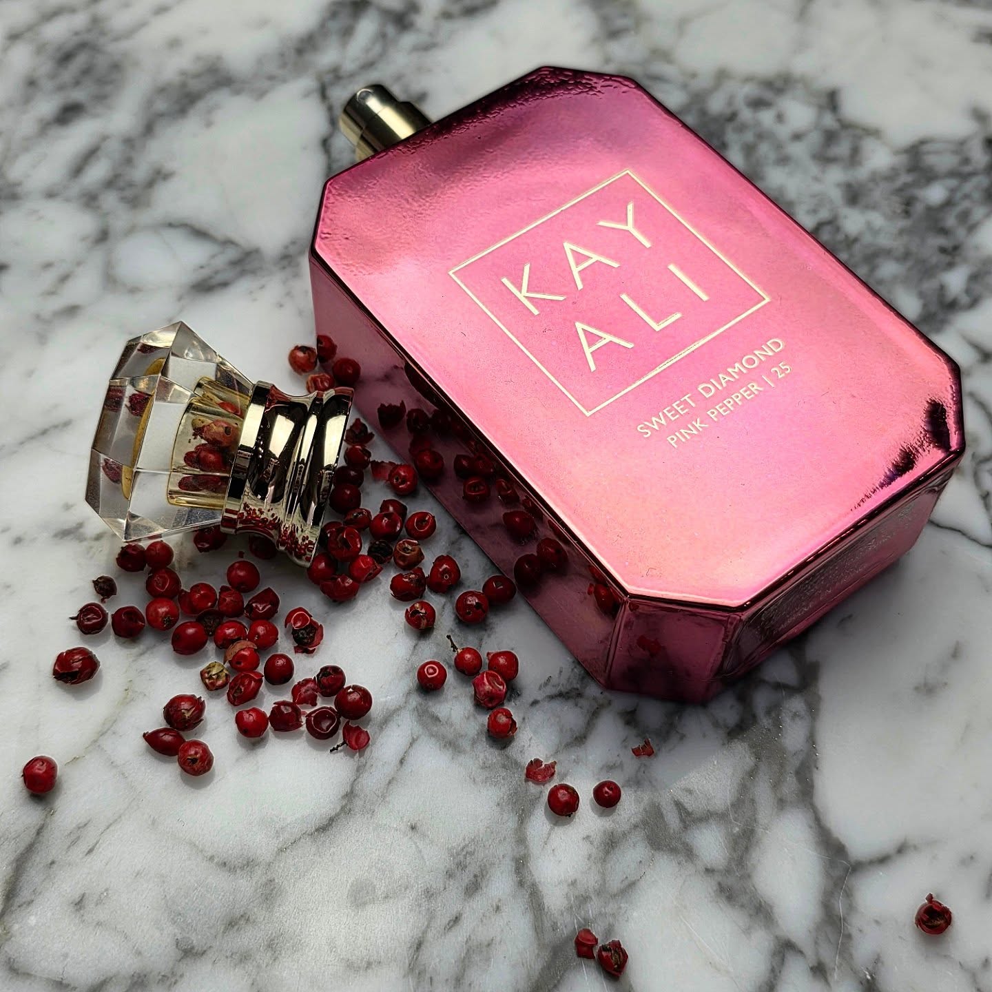 Sweet Diamond Pink Pepper is a sweet and spicy rose. I layer this one with Oud Bouquet. What's your favorite Kayali layer?
.
.
.
.
.
.
.
Top notes are Pink Pepper, Saffron, Bergamot and Royal Lily; middle notes are Bulgarian Rose, May Rose, Vanilla Orchid and Magnolia; base notes are Amber, Sandalwood, Patchouli and Musk.
.
.
.
.
.
.
.
#nicheperfume #perfume #perfumecollection