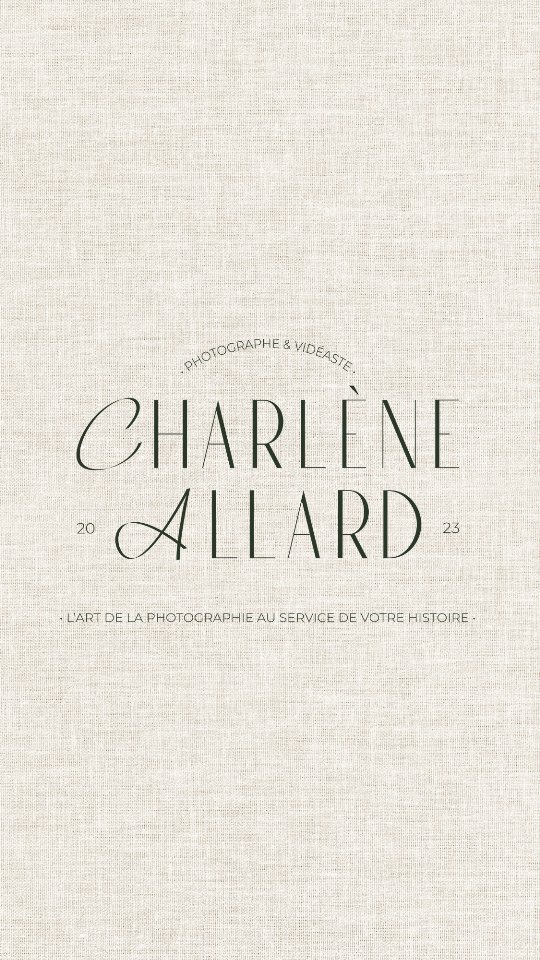 Je me suis formée à la vidéo avec Clara de @crocomaman, et cette semaine, pour mon anniversaire, je me suis offert un cadeau un peu particulier : le temps. Le temps de monter enfin notre tout 1er film de famille. 📽
J'ai fait cette formation avant tout pour moi, pour créer des films de nos moments en famille et compléter nos albums photos.
Depuis la naissance de mes enfants, je filme énormément, mais à la différence des photos que j'imprime, encadre ou range dans des albums, ces vidéos restent souvent inexploitées. Et comme beaucoup de mamans, je me rends compte que je suis rarement dessus, alors que je suis pourtant là à chaque instant.
La vidéo apporte une dimension unique à nos souvenirs : leurs voix, leurs mimiques, leurs expressions, ces petits détails qui font notre quotidien. Aujourd'hui, en regardant notre 1er film de famille, je réalise aussi à quel point ces images prennent encore plus de valeur avec le temps. Boston, notre patate d'amour, qui nous a accompagné pendant 11 ans, est là, avec nous...
✨️ C'est pourquoi aujourd'hui, en complément de la photographie, je vous propose aussi mes services de vidéaste de famille. Pour que votre histoire de famille prenne vie.
www.charleneallard.com
Prise de vue par ma copine @elodiehervephotographe pendant notre séance photo avec @auxane.photographie .