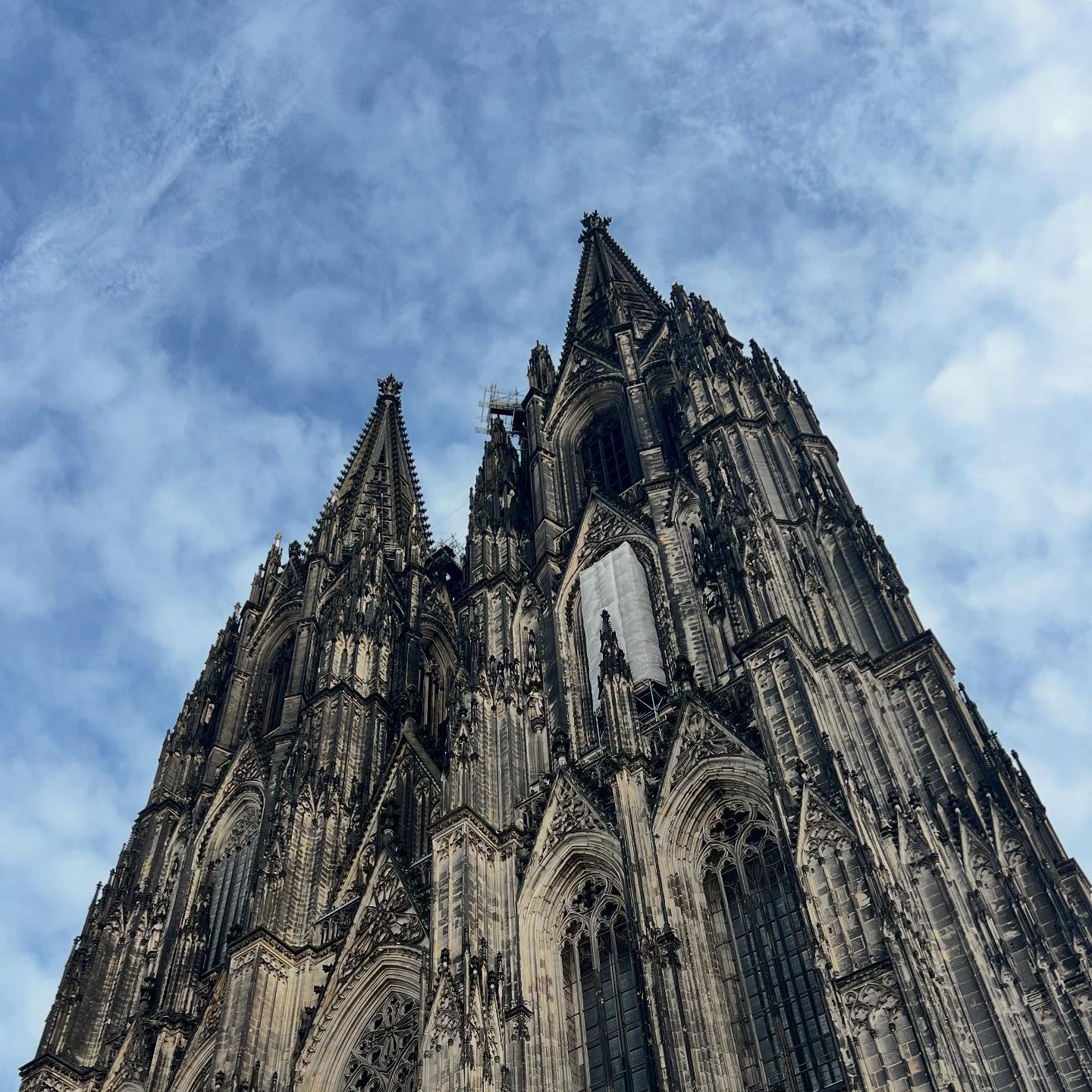 ⭐️Gewinnspiel⭐️
Kennst du schon unsere neue Tour ? 🚶🚶🏻♀️🚶🏼♂️
Entdecke Kölns Geschichte hautnah Tauche ein in die faszinierende Geschichte Kölns bei einer historischen Stadtführung durch die Altstadt und rund um den majestätischen Dom!
Unsere Touren bieten dir den perfekten Mix aus spannenden Geschichten, beeindruckender Architektur und charmanten Gassen.
🏁Startpunkt: Vor dem Kölner Dom am Fahnenmast
⏱ Dauer: Ca. 2 Stunden Komm mit uns auf eine Zeitreise und entdecke, warum Köln so einzigartig ist!
Buche jetzt deine persönliche Stadtführung und erlebe Köln von seiner schönsten Seite.
⭐️Wie kannst du gewinnen?
1 Folge uns.
2 Like diesen Beitrag.
3 Kommentiere, mit wem du die Tour machen möchtest.
WIR FREUEN UNS, WENN DU:
Freunde markierst
diesen Beitrag in deiner Story teilst und uns
verlinkst!
Alle Teilnahmebedingungen findest du im Link in
der Bio!
Das Gewinnspiel endet Morgen, am 08.02.2025, um 11 Uhr!