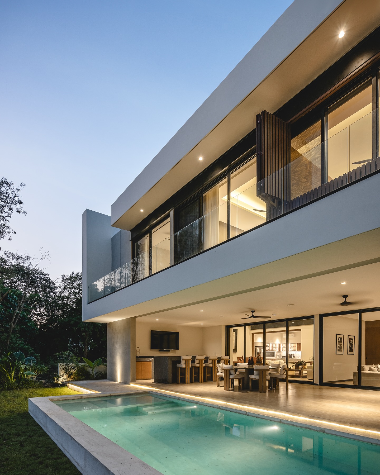 Cada proyecto es el resultado de la colaboración, la precisión y la visión compartida.
Agradecemos la confianza de nuestros clientes, la ejecución impecable de @ocimsa_ y la mirada experta de @manolorsolis_fotografia ,quien ha sabido capturar la esencia del diseño.
En Desnivel, concebimos la arquitectura como la creación de espacios habitables que trascienden. Cada proyecto es único, reflejando la identidad y visión de quienes lo habitan.
Gracias a todo el equipo por hacer posible este proyecto. #ArquitecturaQueTransforma #TrabajoEnEquipo #Desnivel