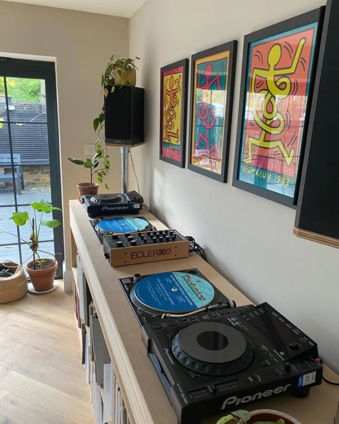 @_samuelconnor
👉🏼 Follow @doyouspin for more
👉🏼 Follow @doyouspin for more
👉🏼 Follow @doyouspin for more
DM for submission & Email for promotion 📩
#rotarymixer #technics #djsetup #vinyldj #rominimal #classicdj #classicmixer #boutiqemixer #hifi #audiophile #hifidj #djlife #vinyljunkie #vinyladdict #technics1210 #sl1200 #doyouspin #djdesk #djbooth #listeningbar #recordstore #vinylonly #djculture