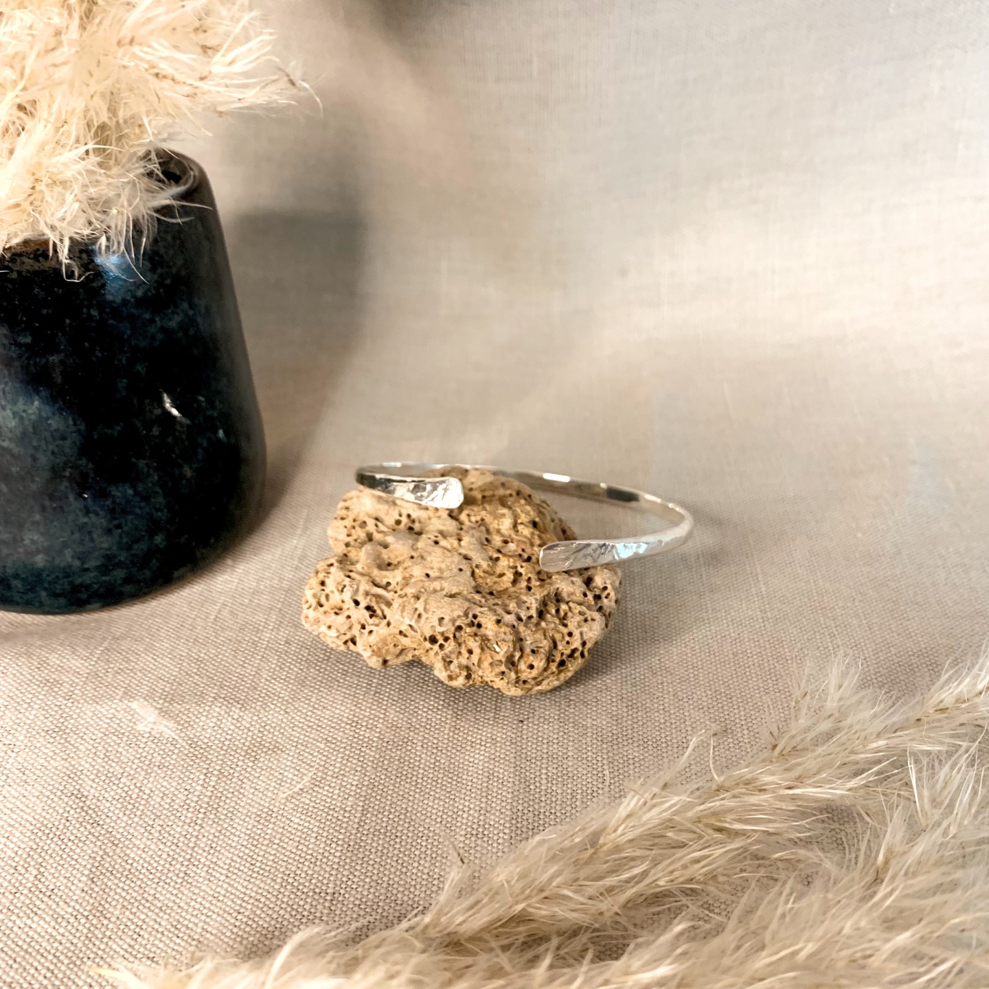 ⚡ Nouvelle création – La Manchette Atlas ⚡
Puissance et raffinement se rencontrent avec la Manchette Atlas, un bracelet croisé en argent massif, martelé et aplati aux extrémités pour un rendu à la fois brut et élégant. Fait main, chaque pièce est unique et incarne le parfait équilibre entre force et sophistication.
🔹 Matériau : Argent massif 925/1000
⚖️ Poids : 10,44g
✨ Minimaliste & intemporel, ce bijou s’adapte aussi bien aux looks décontractés qu’aux grandes occasions.
💍 Disponible dès maintenant sur bijouteriepauly.fr 💍
#ManchetteAtlas #braceletargent #bijouxfaitsmain #argentmassif #éléganceintemporelle #artisanatdexception #manchette #bijoux #artisane #labaule #loireatlantique