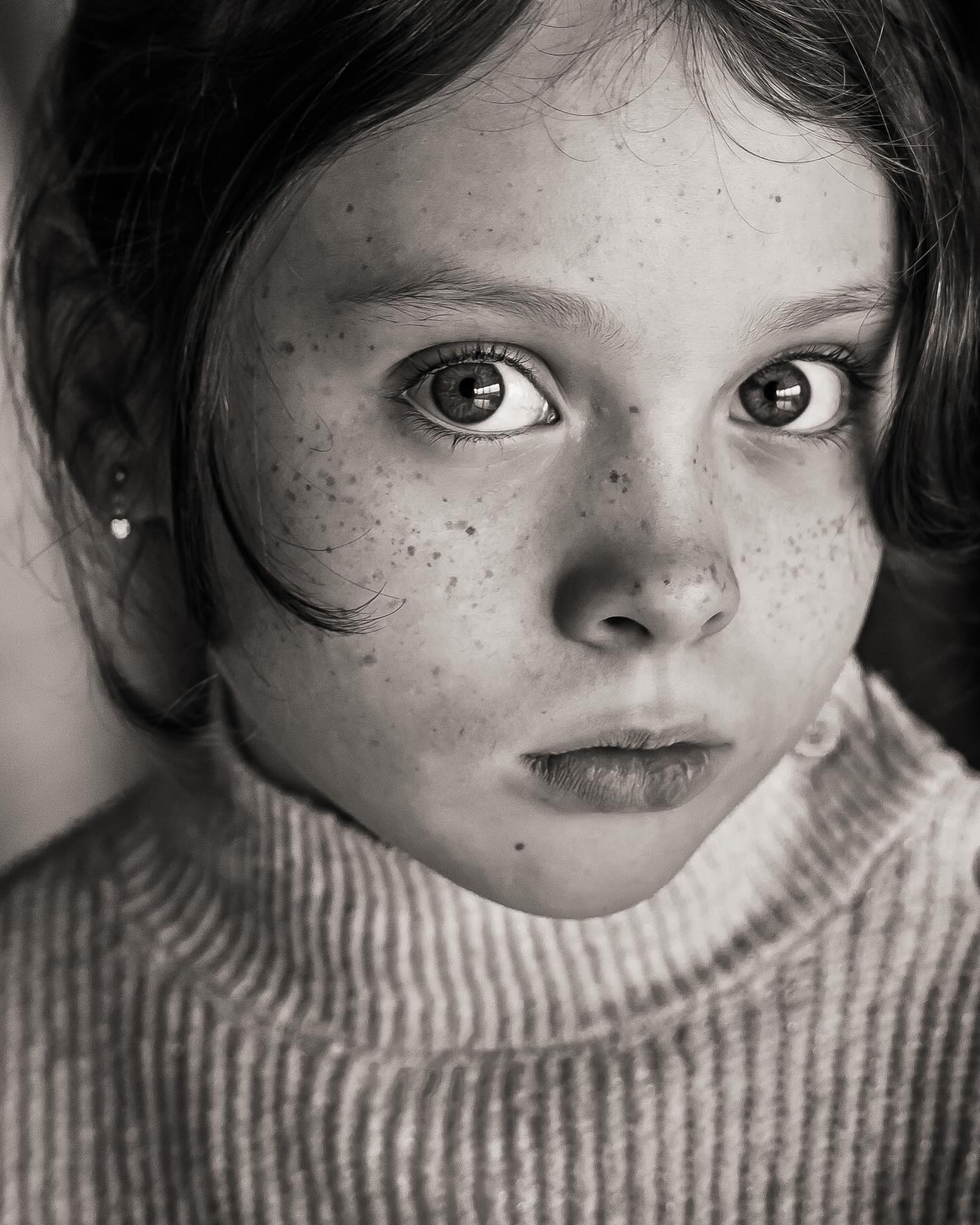 Votre portrait d’enfant en noir et blanc. 🖤
Qui n’a jamais rêvé d’un portrait intemporel de son enfant ? Cette photo en noir et blanc d’une intensité intemporelle, capturant l’âme et l’émotion dans chaque regard. ✨
Alors pour l’occasion je vous propose des mini-séances spéciales portraits, pendant les vacances scolaires ! Offrez-vous un portrait inoubliable de votre enfant. 🖤
Contactez-moi dès maintenant pour réserver votre créneau !
#leslysouletphotographe #portraitnoiretblanc #portraitdenfant #photonoiretblanc #photographefamille #photographiedenfant #souvenirsintemporels #miniSéancePhoto #photographielifestyle #instantsprecieux #portraitintemporel #vacancesScolaires #photographeenfance #emotionetlumiere