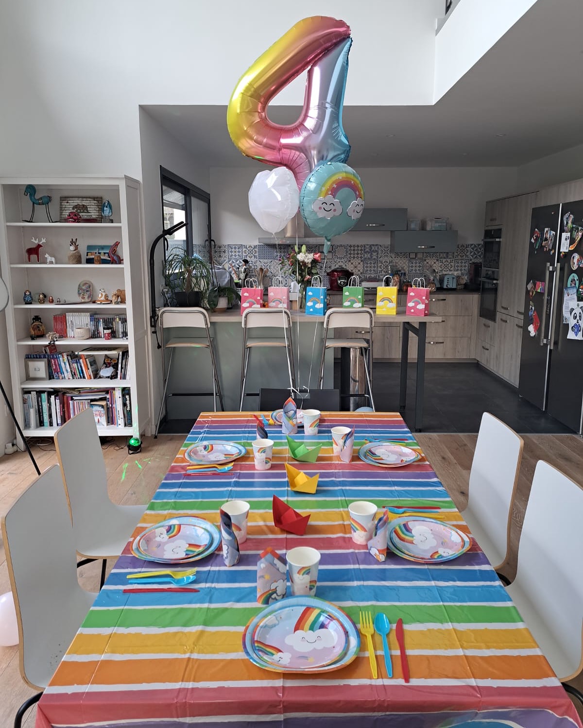 Pour les 4 ans de Emma, Ça Ose a organisé et animé tout un anniversaire sur mesure sur le thème arc en ciel et licorne 🌈🦄 Jeux, décorations et animations pour célébrer cet anniversaire !
#caose #licorne #arcenciel #rainbow #unicorn #birthday #kids #colorful #couleurs #anniversaire