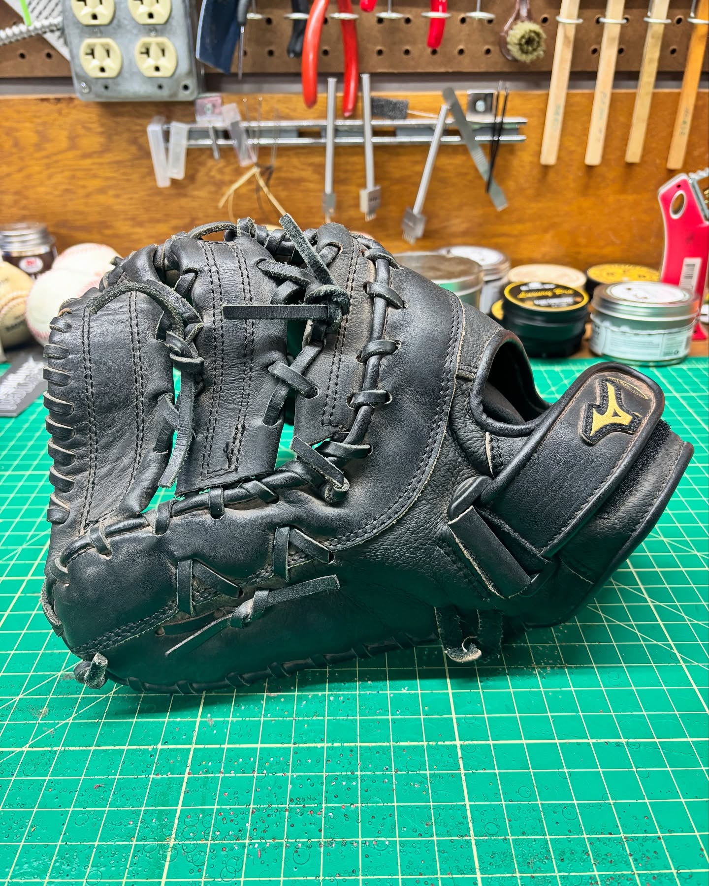 Nice Mizuno first base glove came through a bit dusty. This fella has definitely been digging those throws out of the dirt and getting those outs! Cleaned up nice with some classic black lace. Thank you for trusting me with your glove👍👍
#mizuno #buyfastpitchgloves #ballplayersbalm #flatbillbaseball #coloradoleatherbalm #makingglovesgreatagain #relacedontreplace #relacednotreplaced