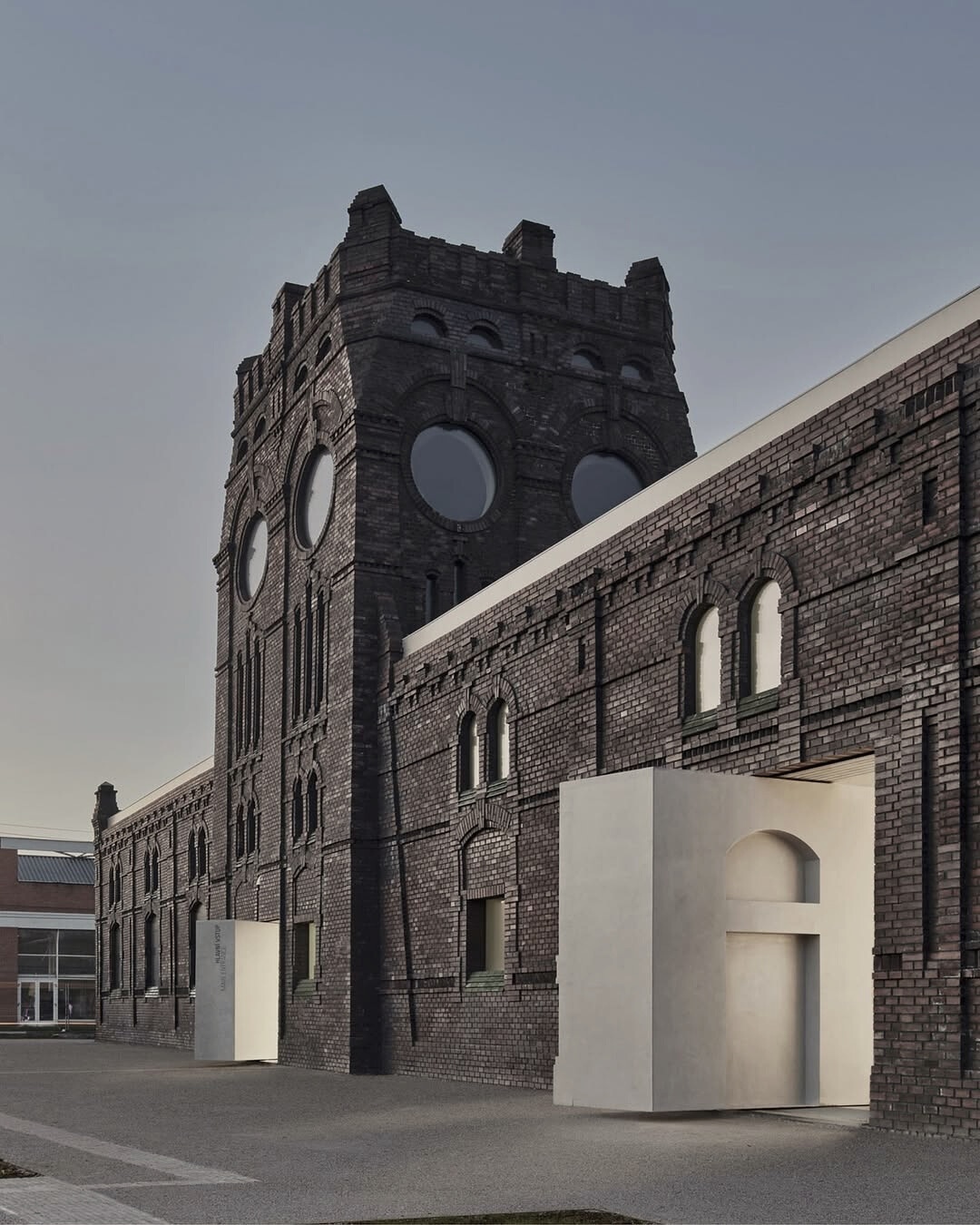 Le cabinet d’architecture polonais KWK Promes, dirigé par Robert Konieczny, a transformé un ancien abattoir du XIXᵉ siècle à Ostrava, en République tchèque, en la Galerie d’art contemporain PLATO. Cette réhabilitation innovante préserve le caractère historique du bâtiment tout en y intégrant des éléments modernes.
🔍 Fait intéressant : Les murs pivotants permettent d’ouvrir les salles d’exposition directement sur l’extérieur, offrant aux artistes et aux conservateurs de nouvelles possibilités d’exposition et permettant à l’art de «sortir» littéralement dans l’espace environnant.
#KWKPromes #RobertKonieczny #PLATOGalerie #Ostrava #Architecture #Réhabilitation #ArtContemporain #GaronSA #InvestissementsDurables
Image : @jakubcertowicz archdaily.com