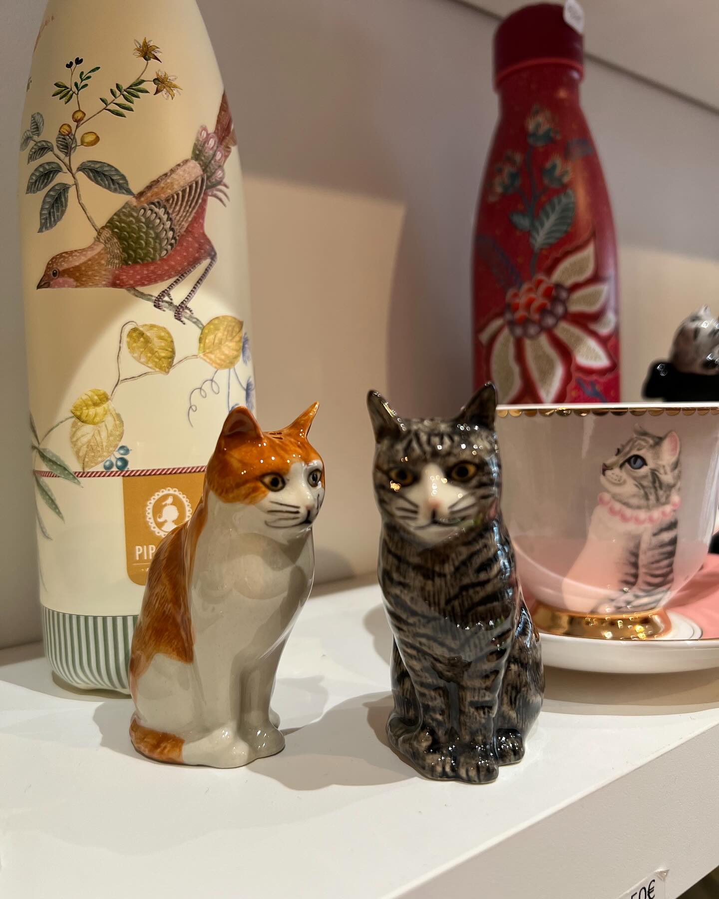 ❤️🍃 LOVE SHOPPING LIST🍃❤️
Mon petit chat, mon choux, mon bébé, mon amour, ma douce… quel est son petit nom, à votre chéri.e ?
Et puis s’il n’y a pas de chéri.e aux alentours, et bien on peut se faire un petit présent à soi, par exemple une jolie boite de thé pour démarrer la journée.
🍃 Vivre les belles choses de la vie : un thé vert tout doux avec des baies de goji et d’açaï, pour une tasse aux notes acidulées de framboise et de pomme.
🍃 C’est une belle histoire : comme un Earl Grey fruité, avec la figue, le citron, le lotus et le pitanga.
🍃 Parlez moi d’amour : une petite pépite en thé vert à la fois fleurie et fruitée , avec l’ylang-ylang, le jasmin, l’abricot, la framboise et l’orange…
Ou alors un joli coquetier ou un ensemble sel-poivre des talentueux céramistes anglais Quail ?
Ou une jolie tasse aux motifs fleuris ou d’amour de chez Greengate…
La boutique sera fermée la semaine du 17 février. Retour le 25 février à 11h.
#tours #toursmaville #tourscity #toursvaldeloire #regioncentrevaldeloire #sortiratours #toursevenements #betjemanandbarton #toursetmoi #tisanebio #sansalcool #thenoir #thevert ##toursvaldeloiretourisme #myloirevalley #touraineloirevalley #saintvalentin #love #valentine #instatea