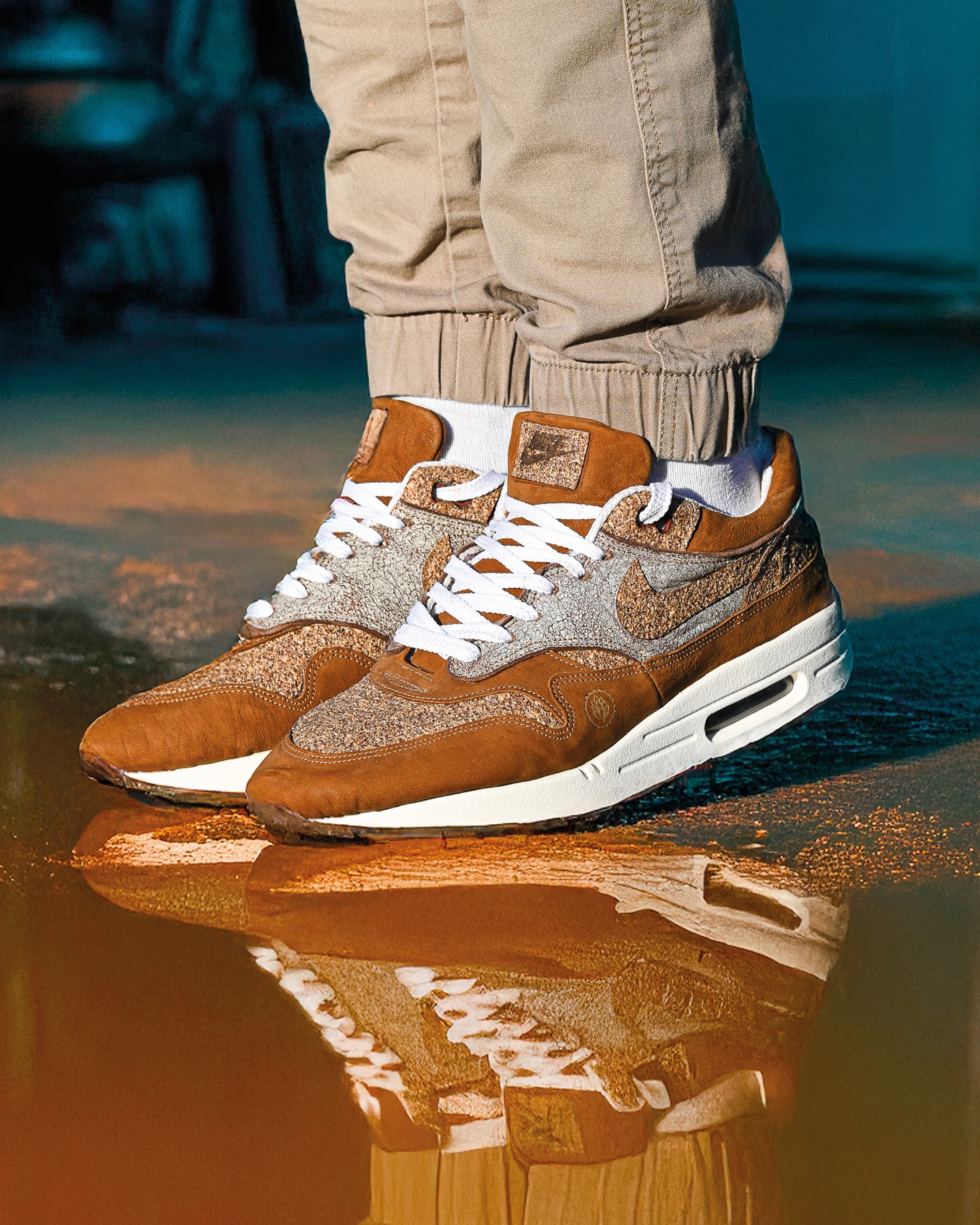 BREWED HERITAGE RETRO ONE 🍺👟
Découvrez l’alliance parfaite entre innovation et artisanat avec notre toute nouvelle création, en collaboration avec @vlg.1988 et le studio @le_roy_design .
Cette bespoke Nike Air Max 1 repousse les limites du design en intégrant BEERTEX, un textile innovant à base de houblon. 🍺
Chaque paire incarne l’héritage du brassage et l’excellence du savoir-faire, fusionnant tradition et modernité pour un style unique. Une sneaker audacieuse, éco-conçue et prête à marquer son époque. 🌍
Pour plus d’informations. 📬 @vlg.1988
La BREWED HERITAGE RETRO ONE est disponible dès maintenant ! 🔥
#bespoke #nikecraft #nikeairmax #sneakers #beertex #airmax1 #limitededition #bespokesneakers