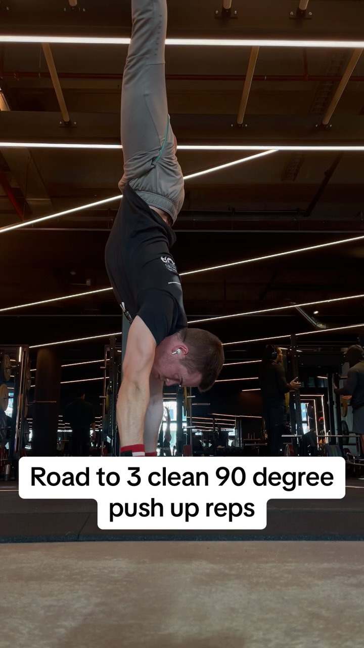 Still on the grind for 3 clean 90° push-up reps! Progress ain’t easy, but we’re getting there! 💪🏼
#handstandpushups #calisthenics #calisthenicsworkout