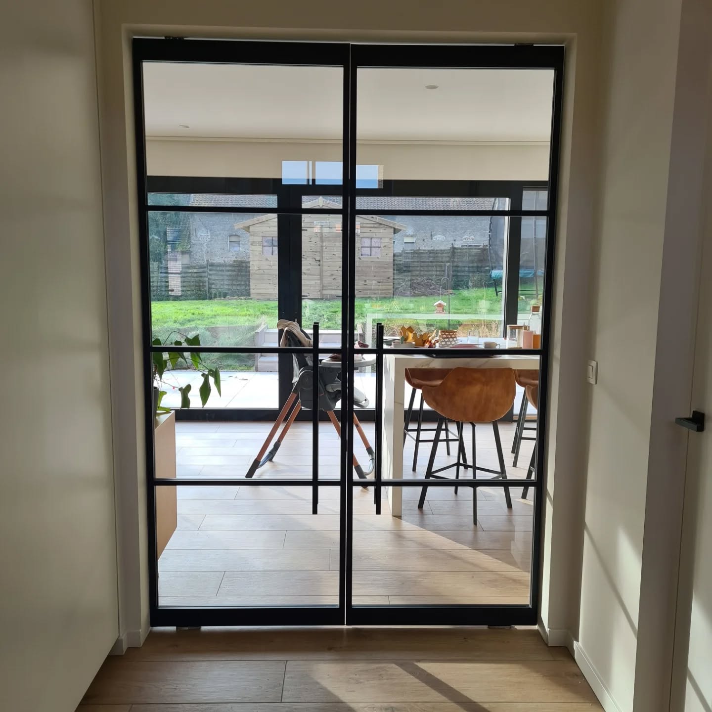 Plaatsing van steellook deuren tussen inkomhal en keuken. Hierdoor creëerden we veel natuurlijk lichtinval en een open gevoel.
#steellookdeuren #steellook #steellookdoors