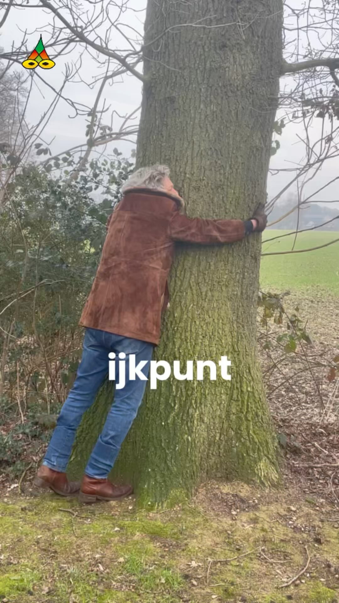 - IJkpunt
Volg het @poeziejournaal - dichterlijke reportages met rechte rug en open hart.
✍️ Maurice Jonkers & 🎥 Hilma ten Boske
Wil jij ook een gedicht of optreden?
Stuur een DM of kijk via de link in bio.
#Dichter #Nederland & #Vlaanderen #voorjou #vriendschap #vriend #liefde #muziek #poezie #poëzie
'Tie a Yellow Ribbon Round the Ole Oak Tree' is het achtergrond lied van Tony Orlando en Dawn uit februari 1973. De maand dat mijn vriend en ik werden geboren in het Elizabeth’s gasthuis in #Arnhem.
Onbewust lagen we daar in onze moeders samen op zaal.