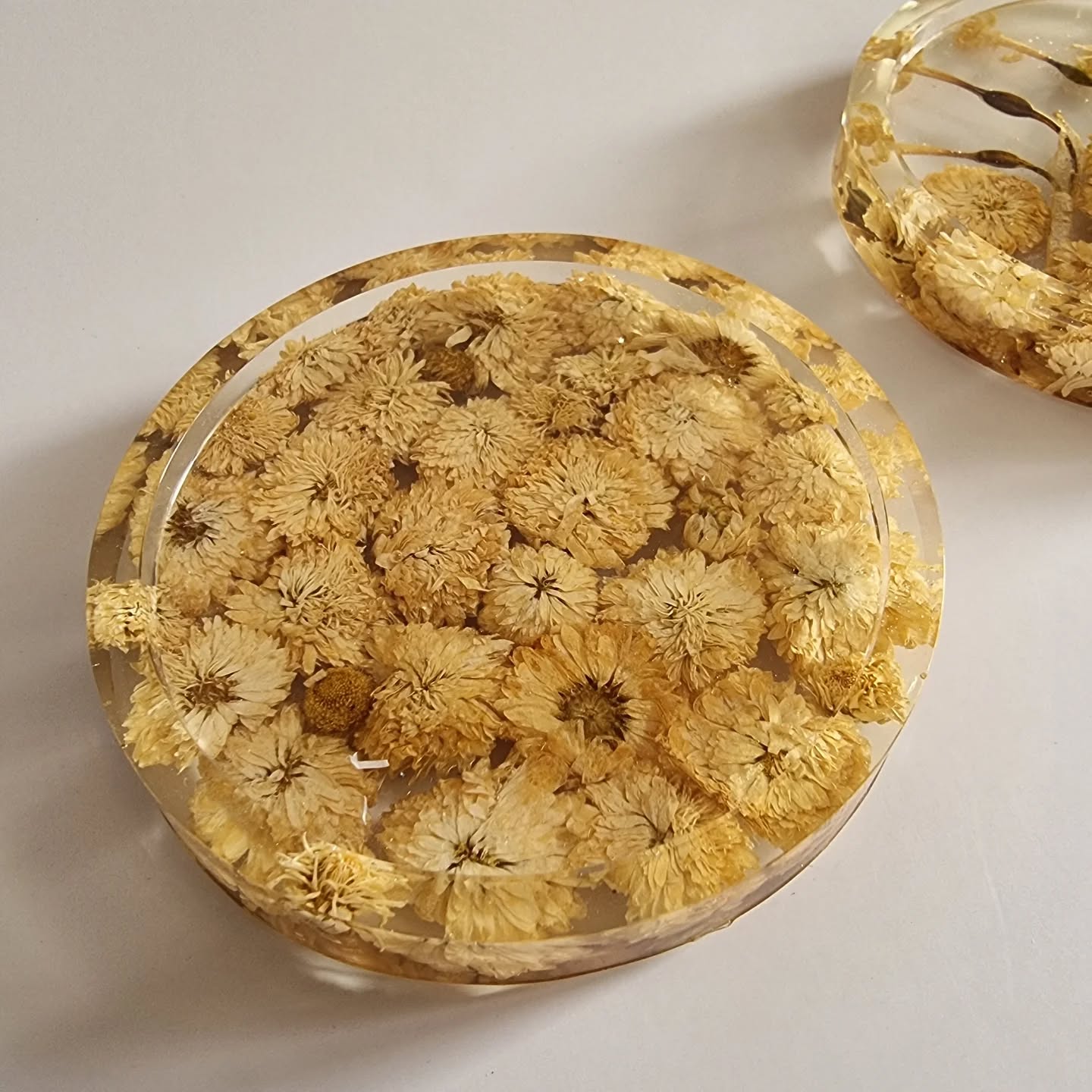 🌼✨ **La douceur de la camomille !** ✨🌼
Découvrez notre plateau en résine époxy, orné de délicates fleurs de camomille, symbole de paix et de sérénité. Fait main, ce plateau est idéal pour organiser vos bijoux ou apporter une touche apaisante à votre salle de bains.
💛
#Camomille#resine #epoxy #fleurs #création #art #passion