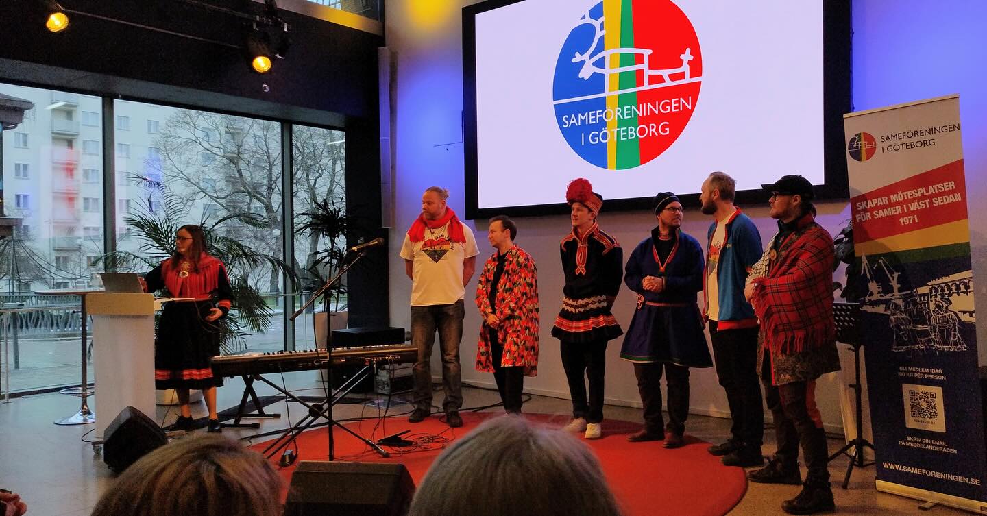 Wow! Ännu en fantastiskt fin dag, där vi tillsammans med Göteborgs stad på stadsbiblioteket fått fira samefolkets dag ännu en gång, fast än någon dag i efterskott. Superkul att så många kom och var med oss, det var fullsatt på Mats Jonssons författarsamtal, Elin Teilus jojk-framträdande och massor med folk som lyssnade på Sameföreningens presentation och efterkommande intensivkurs i fyra samiska språk! Slöjdworkshopen med AnnMargit var även den fantastiskt populär, med över 100 nyckelringar gjorda. Dessutom fick vi springa hejvilt och koka på mer kaffe och fixa med vårat fika i avslutningen på dagens program, som blev väldigt uppskattat av besökarna (och fikasugna medlemmar och arrangörer).
Stort tack till alla som kom och var med oss idag, och till Göteborgs stad och Stadsbiblioteket för ett fint samarbete. Extra stort tack till alla medlemmar i Sameföreningen som kom och hjälpte till med både det ena och det andra, utan er går det ju inte att göra sånt här kul!