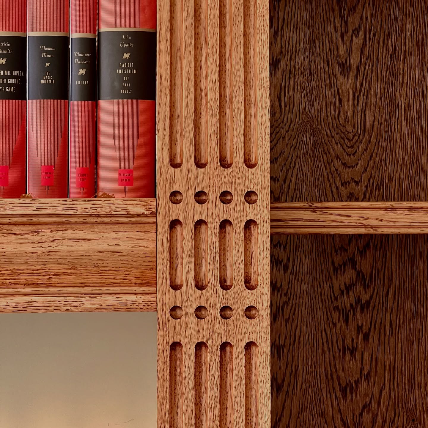 🔊 This evocative Edwardian inspired statement bookcase was designed using architectural details referenced in period interiors such as the Kings Hall of Bamburgh Castle located in Northumberland 🛡️
It includes brass radiator covers finished with an antic patina and some of the bookcase nooks include plug sockets also covered with antic brass plates covers for consistency.
The solid oak and oak veneer panelling is finished using oil stain ‘Jatoba’ giving the surface that Cognac warming incandescent look + two coats of Polyx Oil semi-matt all produced by @osmo_uk
The featured incorporated stunning ‘Opulent Optic’ wall lights that ornate the recessed beaded oak panels by @rothschildbickers gives the piece’s character its final touch ✨
.
Enquiries: 07 929 846 909
.
.
#timbertailorslondon
#bespokefurniture
#furnituremaking
#qualityfurniture
#furnituredesign
#furniturefitting
#builtincabinets
#fittedcabinetry
#designstudio
#leavingroom
#homedecor
#oakpanels
#bookcase
#madeinuk
#interiors
#joinery
#lounge
#home