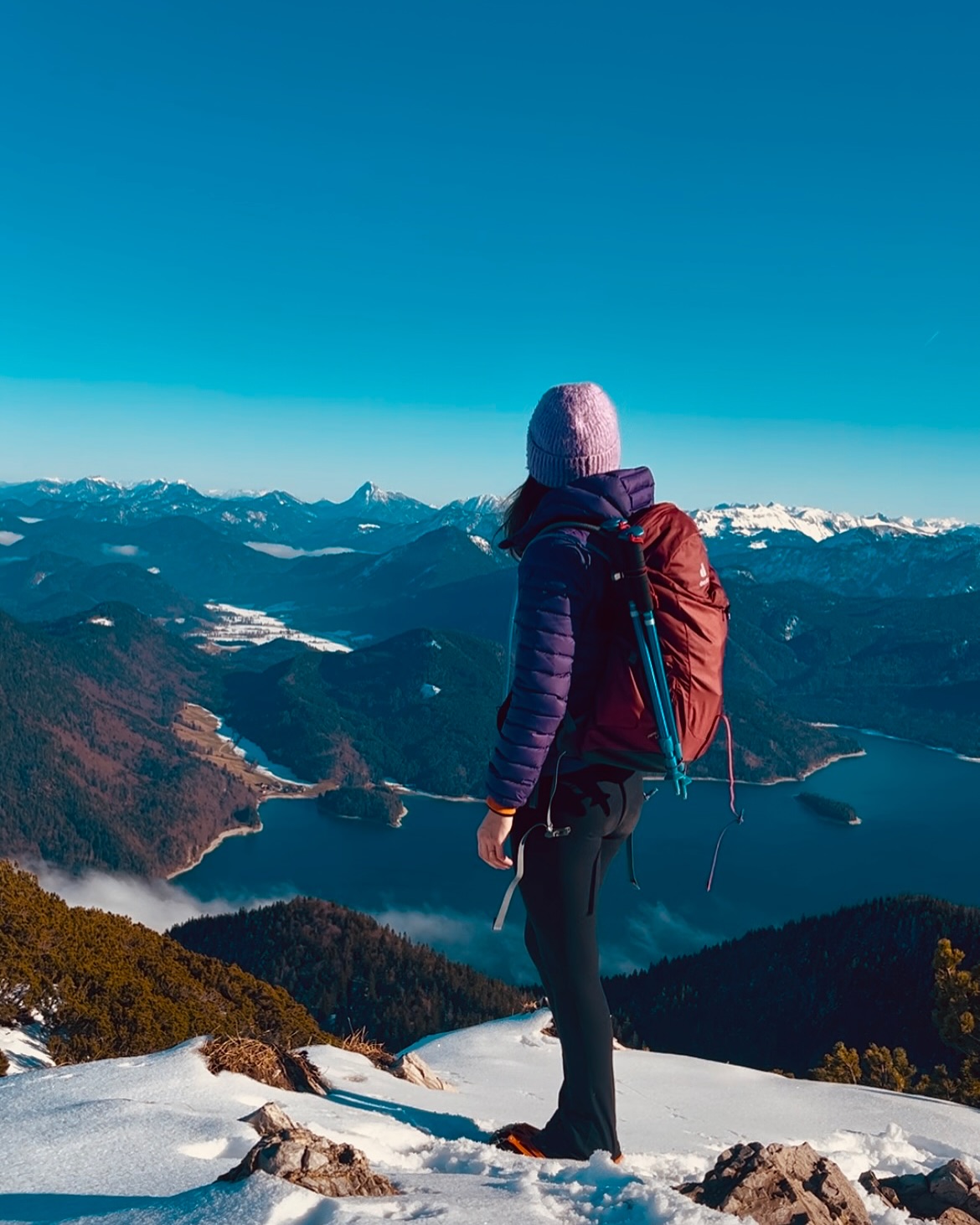 Sometimes you gotta get lost in the fog to find your way into a limitless sky.
#homeiswherethemountainsare #abovetheclouds #foggyforest #snow #hikingadventures