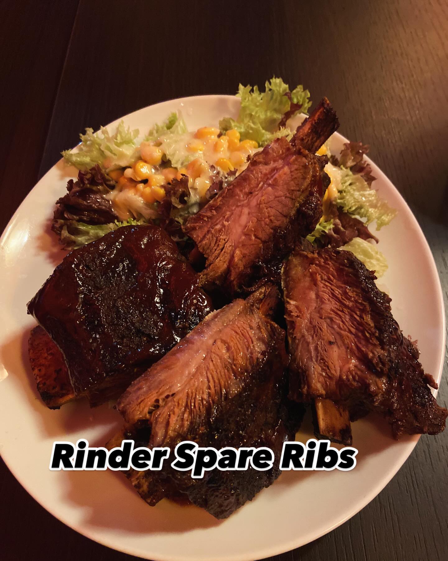 🔥 NEU & nur für kurze Zeit: Unsere unwiderstehlichen Rinder Spareribs! 🔥
Zart gegart, saftig und voller Geschmack – ein echtes Highlight für alle Fleischliebhaber! Perfekt gewürzt und so butterzart, dass sie fast von selbst vom Knochen fallen.
🥩 Ein Muss für echte BBQ-Fans – aber nur für kurze Zeit!
Jetzt probieren und genießen! 🍖🤤 #NeuImMenü #SpareribsLover #BBQGenuss