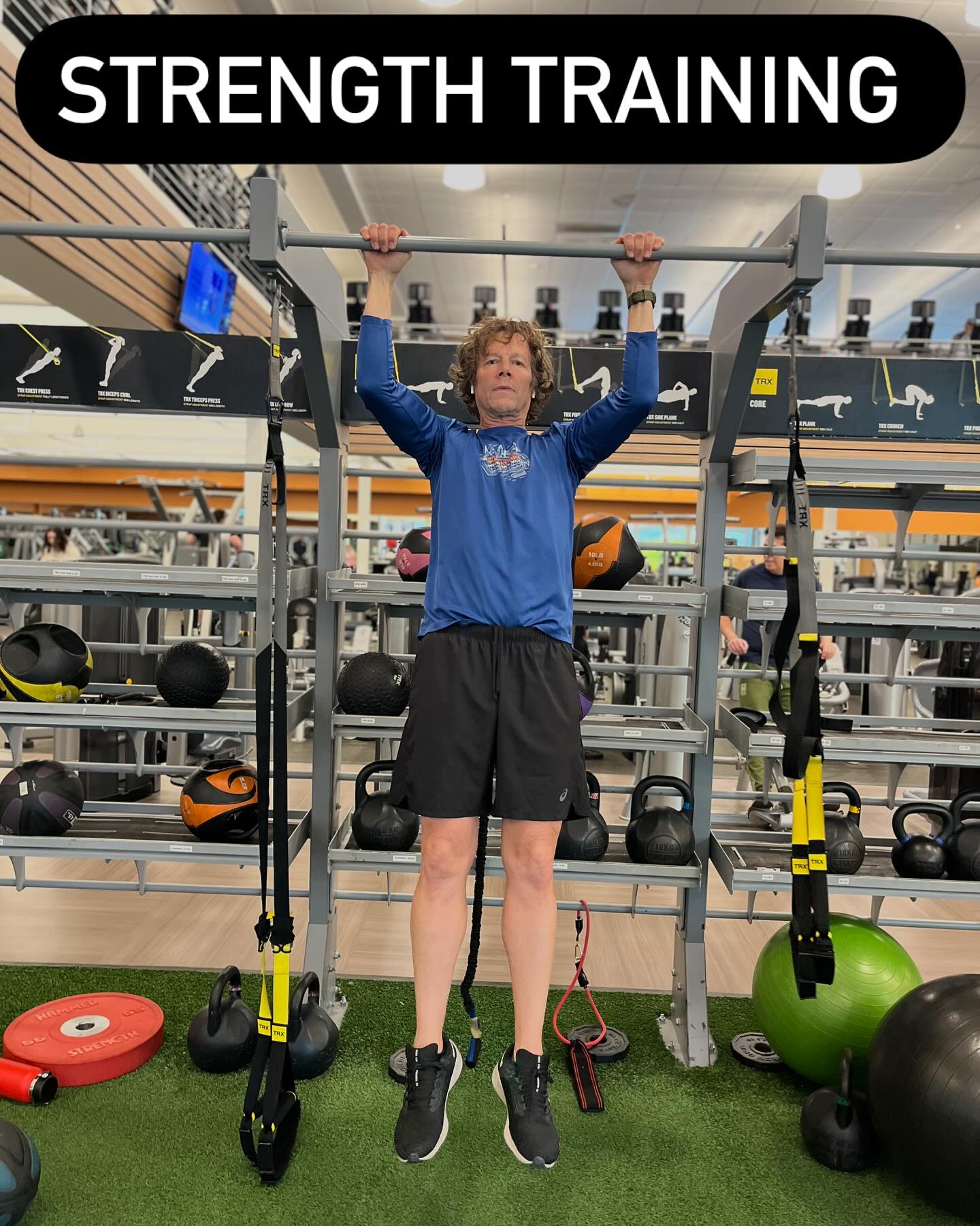 Get er done. @parissellsla and I hit the gym early. Went kinda easy because the last 2 days I went hard. Join the @chiwalking_chirunning challenge and workout everyday with us in February