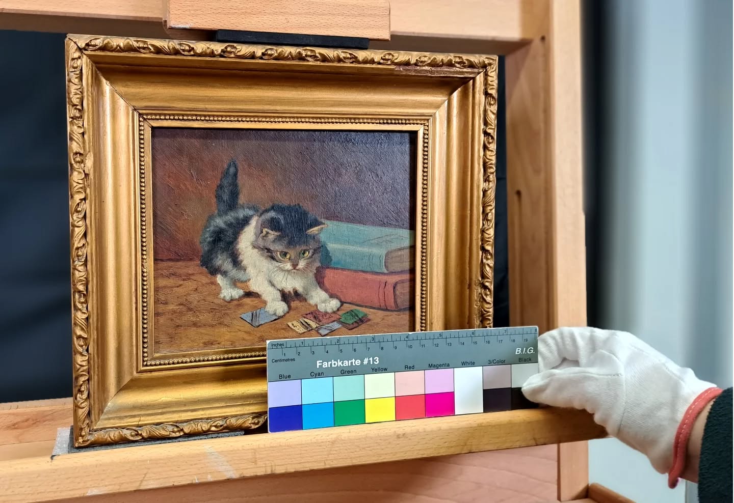 Wanneer is iets de moeite waard om gerestaureerd te worden?
Dat is een vraag die mij al bij mijn toelatingsexamen werd gesteld en die sindsdien steeds weer opduikt. Tegenwoordig zijn het meestal particuliere klanten die deze vraag, direct of indirect, stellen wanneer ze in mijn atelier staan – hun jas nog aan, vaak met een mooi klein erfstuk in de hand. Dan probeer ik in een paar zinnen samen te vatten waar Alois Riegl hele pagina’s voor nodig had en zeg ik dat er naast de financiële en artistieke waarde ook andere waarden zijn, zoals bijvoorbeeld de sentimentele waarde, de historische waarde, enzovoort. Elke keer als een klant besluit tot restauratie maakt me dat weer blij. Voor mij is elk schilderij dat van generatie op generatie in een familie wordt doorgegeven een kostbare, unieke schat, dat nooit door een goedkope print kan worden vervangen.
Heb je ook een schilderij thuis, die je graag wilt laten restaureren? Neem dan gerust contact op met mij!
#restauratie #erfstuk #schilderijenrestauratie #restauratiestudio