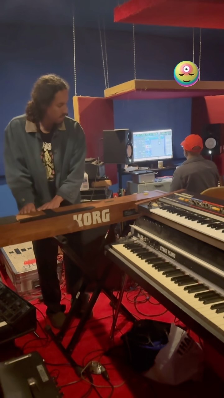 Thankfully, it was raining outside in LA last week while we were cozy inside the studio crafting this gorgeous groove featuring:
@rajensukhadia / vocals (Robin’s Dad!)
@mattbattle / drums
@jyoni.riviera / bass
@ameet3000 @tablapusher / Sadubas
grateful for @b.a.r.d.o__ for elevating the spiritual vibe with organ on our latest collaboration.
#joy #organ