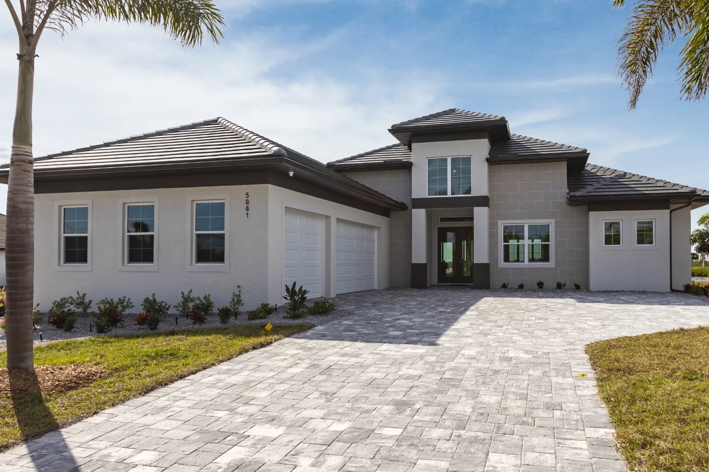 If you would like to see this beautiful custom home in person, give our office a call today! π941-629-8600
β¨Detailsβ¨
4 bedrooms
4 1/2 bathrooms
Office
Pool
Outdoor kitchen
Quartz countertops throughout
18' ceilings in the great room and foyer
Waterfront property
#qualityhomesofpc #qualitybuilt #over30yearsofqualitybuilding #customhome #customhomebuilder #swflhomebuilder #charlottecounty #customdesign #designinspo #homestaging