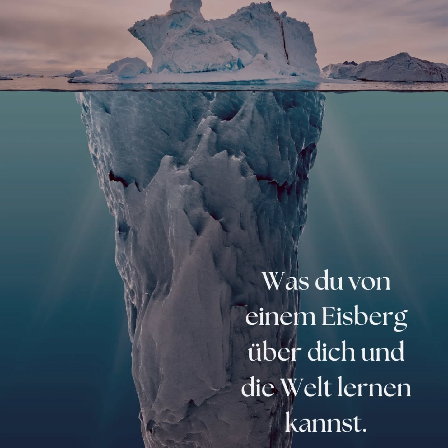 Wir alle kennen das Bild vom Eisberg, wenn's um unser Unterbewusstsein geht. Doch hast du es wirklich verstanden? Hast du erkannt, dass es Tiefen in dir gibt, die du nur erkunden resp. entdecken kannst, wenn du akzeptierst, dass, das an was sich dein Verstand so stark klammert, gerade mal 4% deines Seins ausmachen?
So lange du an schwarz-weiss festhältst, solange du dich, dein Gegenüber und die Welt versuchst durch logische Schemata zu erklären, solange wirst du dich, dein Gegenüber und die Welt nicht verstehen.
Denn willst du verstehen, musst du verstehen, dass das wahre Verstehen nicht in deinem Kopf, in deinem Verstand stattfindet, sondern in deinem Körper, in deinem Energiefeld und mit deinen Sinnen (v.a. den Hell-Sinnen).
#urmedizin #verstehen #schamanismus #healer #mentor #energiearbeit #hellsinne #angst #dunkelheit #schattenarbeit
