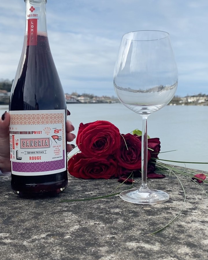 Que vous soyez seul(e) ou accompagné(e) ce soir c’est la St Valentin ! ♥️
Loreak, sangria pétillante rouge ou rosée produite au Pays basque.
L’abus d’alcool est dangereux pour la santé. A consommer avec modération.