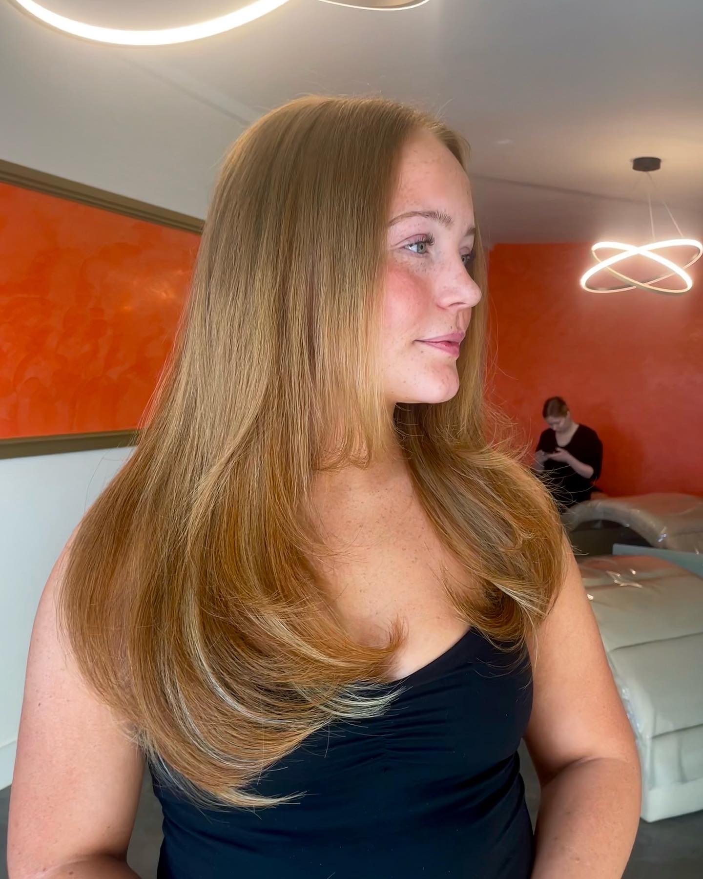 A stunning transformation with 16” nanos from today 🤍
in the gorgeous shades #31 and #27/613 by @remicachet The #31 blends perfectly with my client’s hair, while the #27/613 adds subtle highlights without having to add any bleach. Finished with a cut, blend, and styled with a flick for that fabulous blow-dry effect! 🙌🏻
I’m obsessed with the results look how gorgeous she looks 🤩🥰
Dm me to book your consultation 💌
📍Richmond North Yorkshire