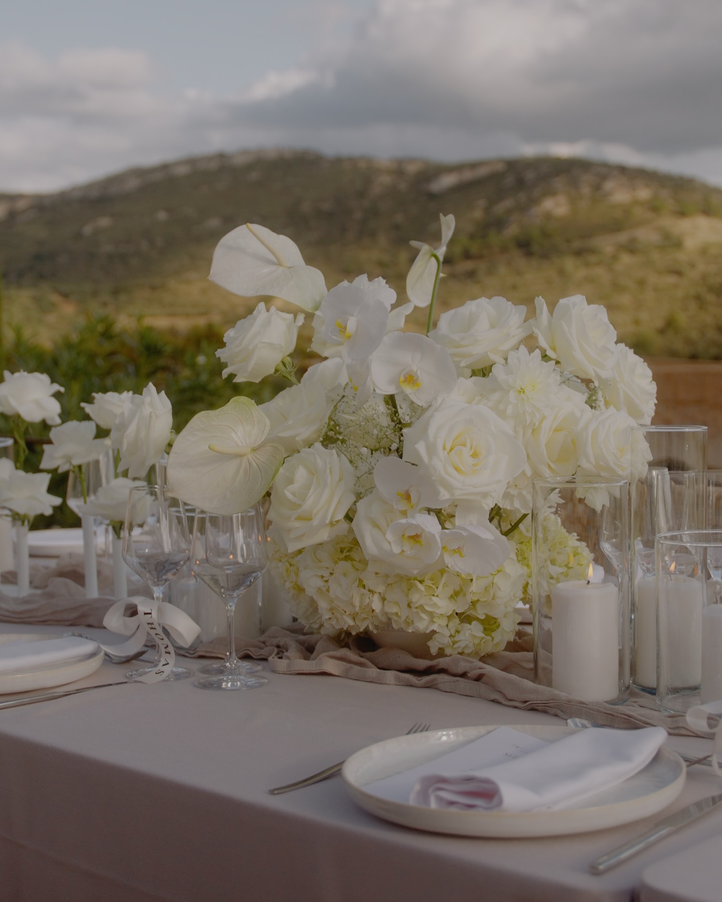 Frames aus Videos – eingefrorene Momente 🎞️
Einer der schönen Aspekte beim Filmen ist für mich, dass man nicht nur Bewegungen und Emotionen einfängt, sondern auch einzelne Frames herausziehen kann – kleine, eingefrorene Momente mitten aus dem Moment.
Natürlich ersetzt das keine Fotografin aber es ist eine wundervolle Möglichkeit, bestimmte Augenblicke noch einmal anders zu sehen. Ich liebe es, diese Technik zu nutzen, mache es aber viel zu selten.
Weddingplaner @levin.wedding
Photo @klassen.weddings
Video @thoselittlethings.de
Furniture +Caterer: @totapunteventscatering
Flowers: @decoeventsbyfina
Speaker: @die.redekunst
Dress: @brautbluete
DJ: @djrobinh0
Saxophone: @norbertfimpel
Vases: @thefeatherette
#destinationwedding #weddingplaner #weddingphotography #weddingplannermallorca #weddingfilm #modernbride #bridetobe #weddingcinematography #weddingmood #justmarried #realwedding #fineartwedding #mallorcawedding