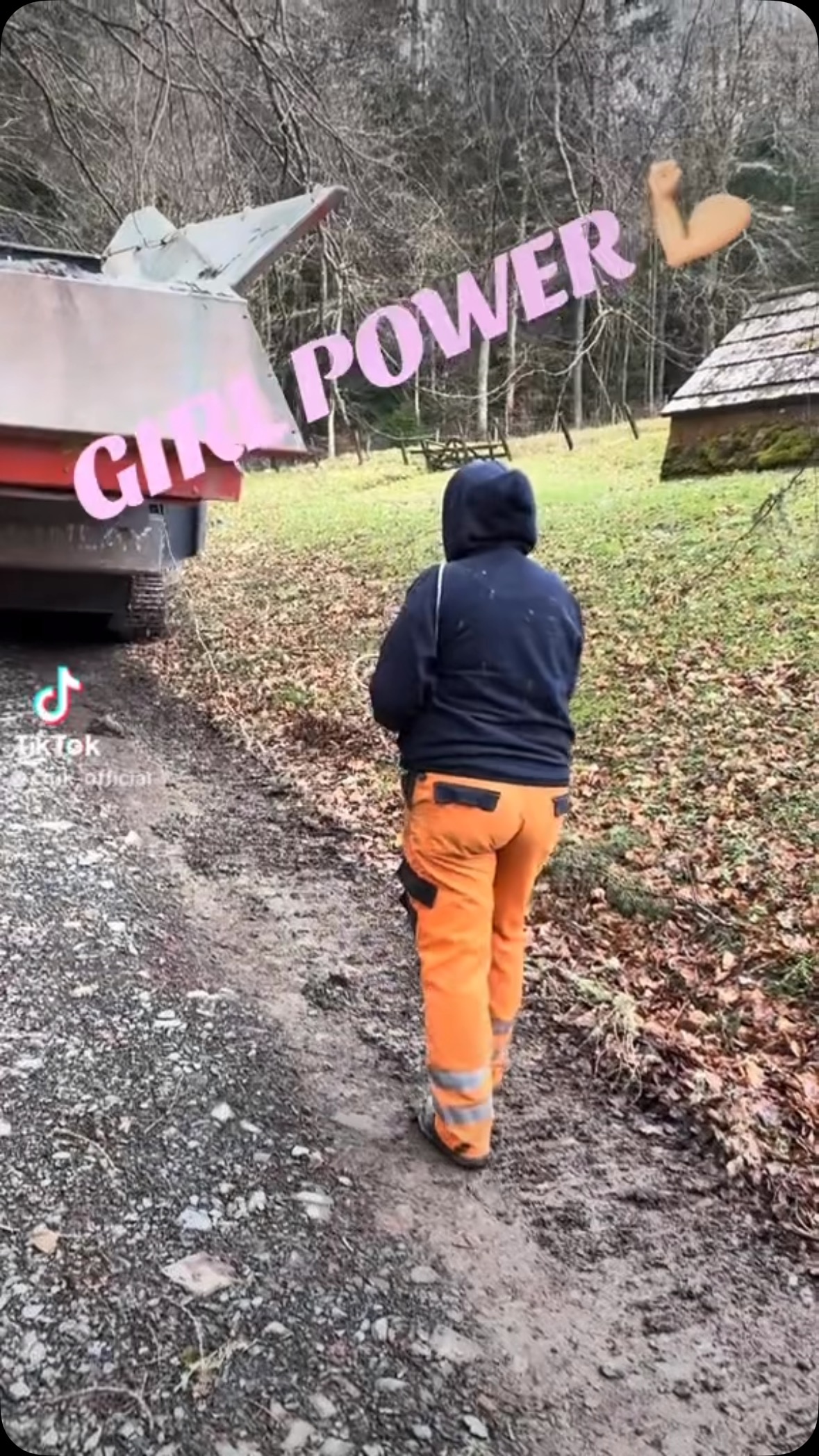 Fiona doesn’t hang about when it comes to crushing! Office during the week then onto tracking machines at the weekend. Job done 👍🏽🤠
#terexfinlay #mobilecrusher #quarrylife #crushing #flatout #crushingandscreening #womenownedbusiness #womeninconstruction #womanpower #girlpower #crushrockuk #cruk
