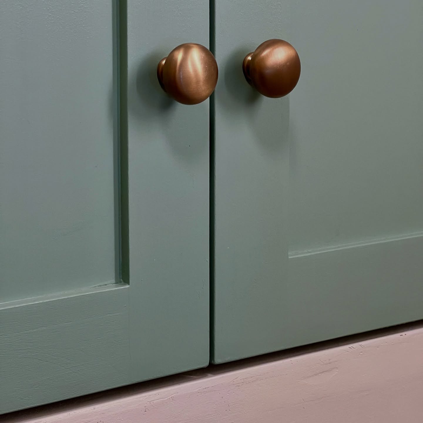 This featured oak veneered tall bathroom cabinet was created as part of the restoration of an old Georgian house located in iconic Spitafields Conservation neighbourhood.
.
The shaker style doors are brushed painted to give its period patina finish. The vintage inspired colour ‘Salvia’ was picked from Paint & Paper Library’ swatch 👌 A sample pot of the paint may prove to be useful for touch ups…
.
Project in collaboration with @lumppartisans designed and commissioned by @studiocarnotarchitecture
Thank you for your trust.
.
.
.
#timbertailorslondon
#pharmacycabinet
#bespokefurniture
#furnituremaking
#qualityfurniture
#furnituredesign
#furniturefitting
#builtincabinets
#fittedcabinetry
#designstudio
#leavingroom
#homedecor
#oakveneer
#bathroom
#madeinuk
#interiors
#joinery
#home