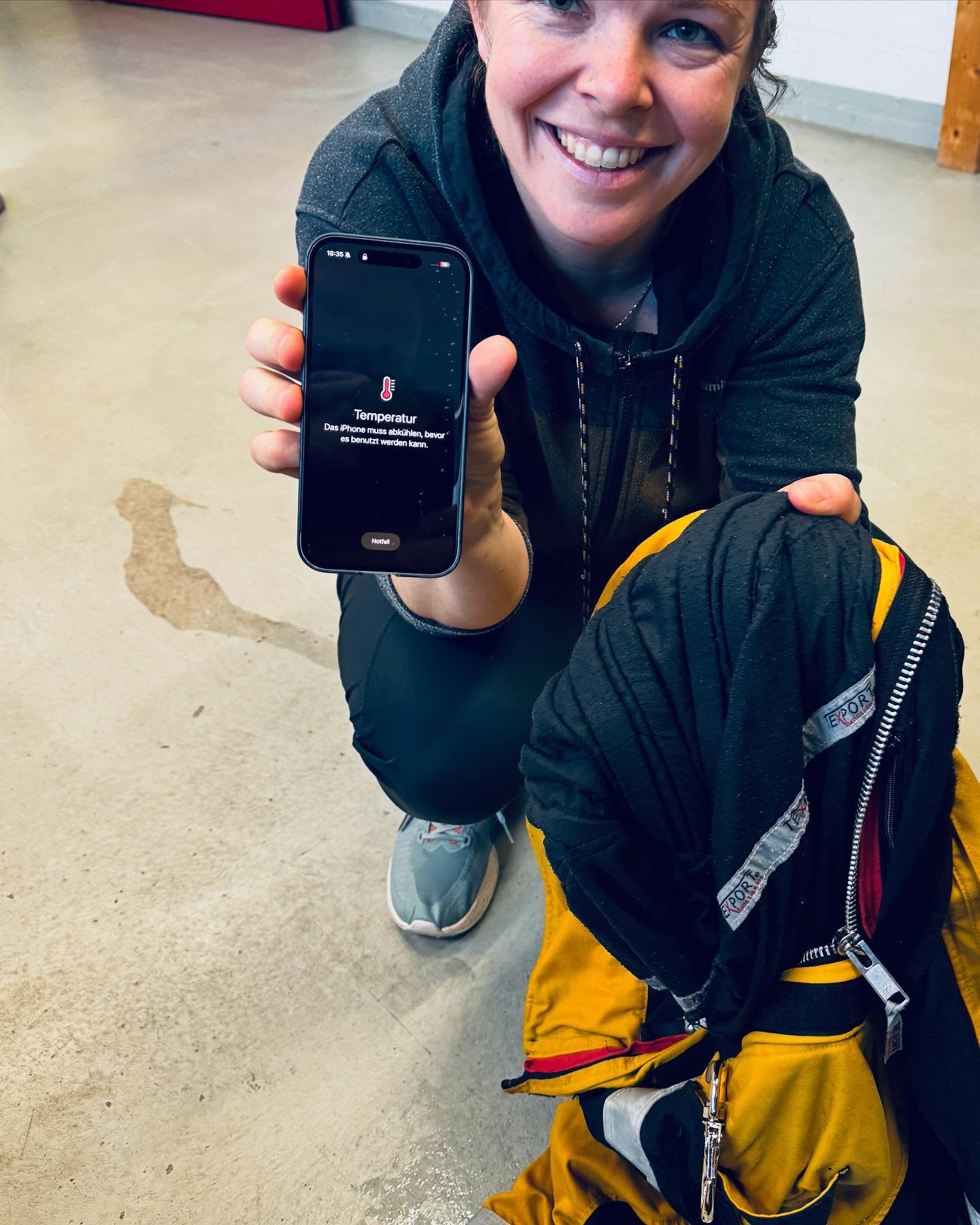 🔥📱 Härtetest für Mensch und Technik! 📱🔥
Unsere Einsatzkleidung wird nach jedem Brand gewaschen – das ist für uns im Kanton Zürich selbstverständlich. Alles, was mit Rauch, Hitze und Russ in Kontakt kommt, muss gereinigt werden: von der Brandschutzjacke bis zum Atemschutzgerät. Aber was passiert, wenn sich ein iPhone heimlich mit in die Waschmaschine schmuggelt?
Genau das ist passiert! Eine unserer Feuerwehrfrauen hat ihr Handy in der Brandschutzjacke vergessen. Bei hohen Temperaturen und intensivem Waschgang hätte man denken können, dass es das nicht überlebt. Doch das iPhone zeigte nur eine Überhitzungswarnung – und läuft jetzt einfach weiter! 😱
Wir bei der Feuerwehr Turbenthal-Wila-Wildberg waschen eben alles gründlich – auch unerwartete Technik-Gäste! Vielleicht sollten Smartphone-Hersteller bei uns ihre Härtetests durchführen? 😉
💬 Was war euer schlimmster Technik-Fail? Erzählt es uns in den Kommentaren!
🚒🔥
#Feuerwehr #Turbenthal #Wila #Wildberg #KantonZürich #LebenRetten #Härtetest #FeuerUndWasser #WaschmaschinenFail #TechnikWunder #Einsatzbereit #iPhoneÜberlebt #SmartphoneFail #WaschenMitExtras