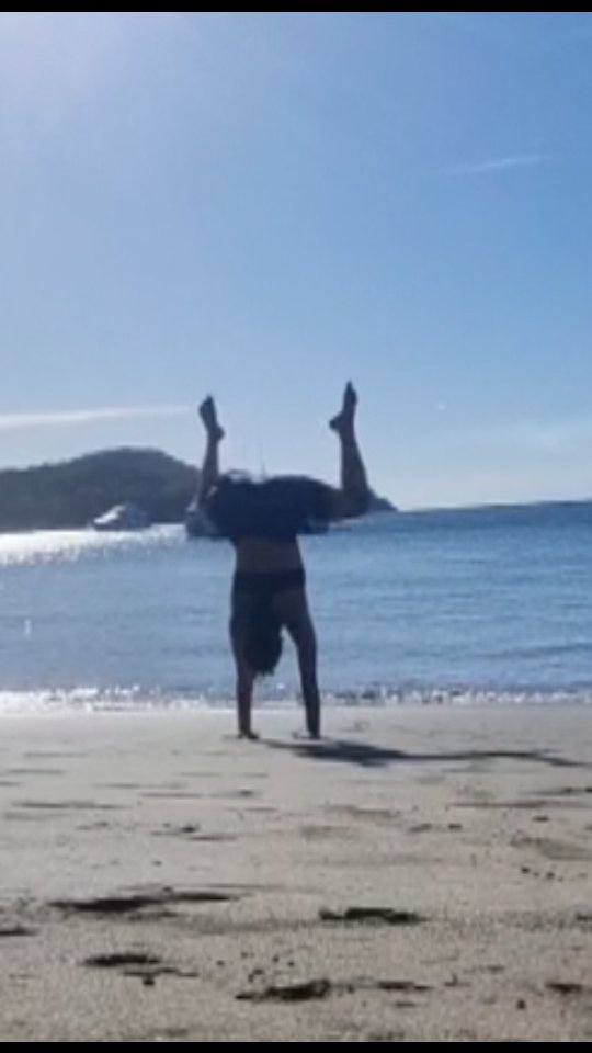 Another day, another play😊
I always find it super challenging handstanding on uneven and soft surfaces... It means more focus. I can feel that nature calms me down and that it's definitely easier for me to focus when I am away from my everyday life and stress...
Nothing more satisfying than Yoga at the beach and a bottle with ice cold water.
My sister definitely chose a dream place to live🙏🏼
#puravida #handstandeverywhere #handstandjourney #yogaatthebeach #grateful