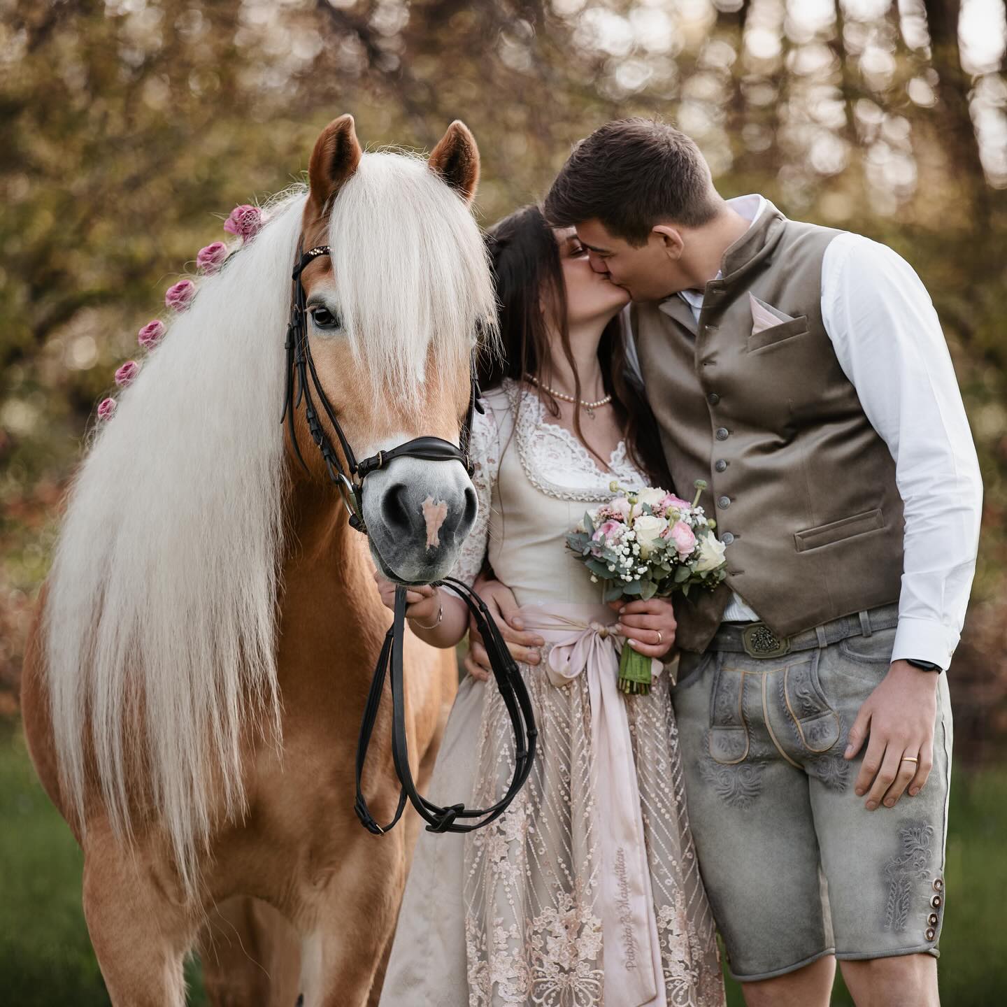 Ich bin immer noch verliebt in dieses After Wedding Shooting ✨ Wie viele von euch wissen, bin ich hauptberuflich Pferdefotografin und bei diesem Shooting hatte ich die Möglichkeit, Pferd und Hochzeit zu verbinden, was sehr besonders für mich ist🥹🫶🏻
.
.
.
#HochzeitsfotografAugsburg
#HochzeitsfotografieAugsburg
#AugsburgWeddingPhotographer
#HochzeitAugsburg
#HochzeitsfotografBayern
#WeddingPhotographerGermany
#HochzeitsbilderAugsburg
#AugsburgBride
#HochzeitsfotografDeutschland
#WeddingPhotographyAugsburg
#BrautpaarshootingAugsburg
#HochzeitsreportageAugsburg
#HochzeitsfotosBayern
#WeddingInspirationAugsburg
#HochzeitsfotografAllgäu
#AugsburgWedding
#HochzeitsfotografieBayern
#TraumhochzeitAugsburg
#NatürlicheHochzeitsfotografie
