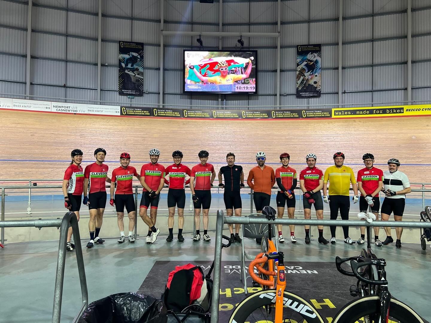 How do you stay warm during February rides? Head to the velodrome of course! Another great day for some club members riding the boards.
#sundayfunday #stayingwarm #velodrome #tracklife #clublife #bikelife